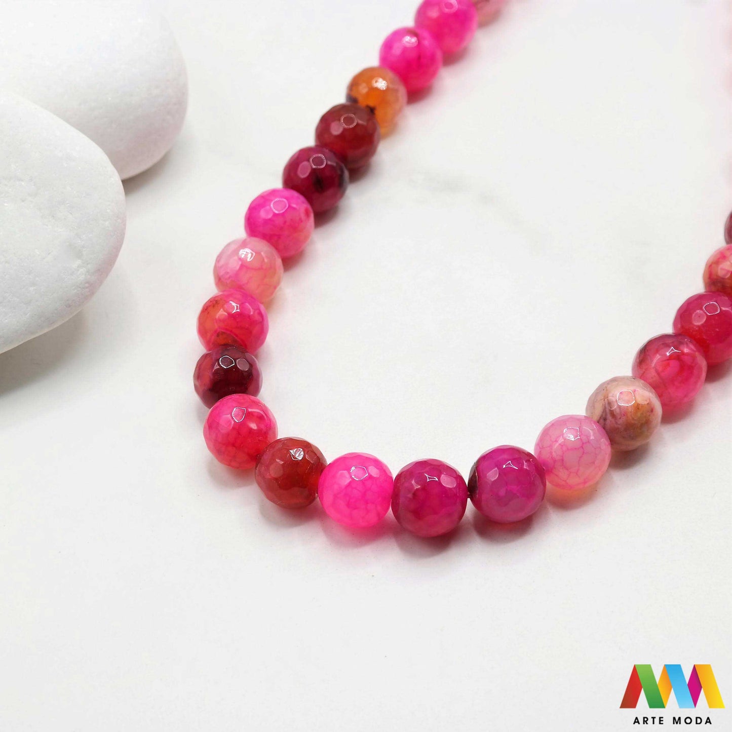 poludragi kamen ahat kristal kalcedon polu dragi poludrago kamenje dragulj mineral kvarc Ahat je jedan od najrasprostranjenijih kristala na planeti Ahat spada u grupu kalcedona izrazito je dekorativan te se od njega izrađuje lijepi nakit i ukrasni predmeti U Hrvatskoj je poznati Lepoglavski Ahat s brda Gaveznica