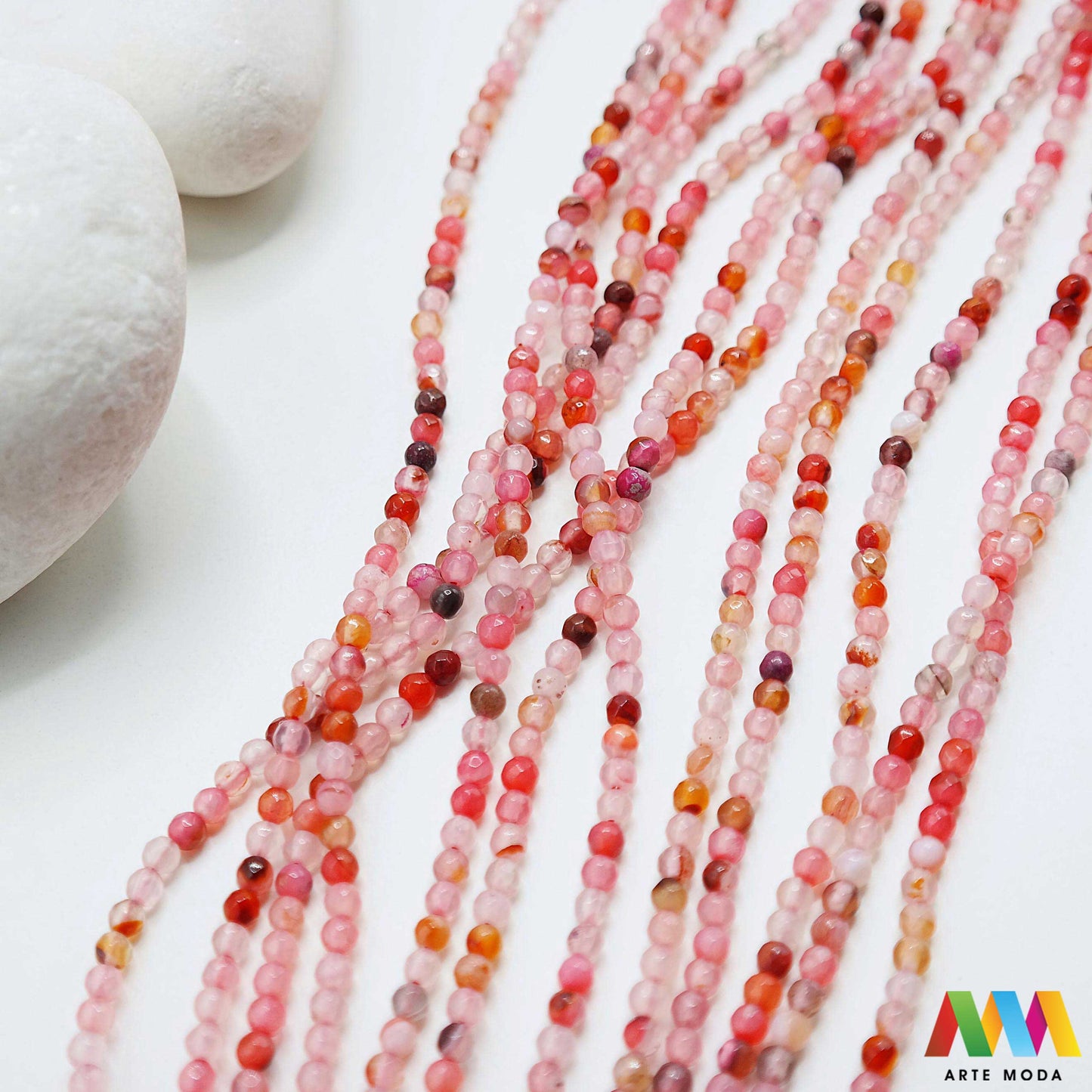 poludragi kamen ahat kristal kalcedon polu dragi poludrago kamenje dragulj mineral kvarc Ahat je jedan od najrasprostranjenijih kristala na planeti Ahat spada u grupu kalcedona izrazito je dekorativan te se od njega izrađuje lijepi nakit i ukrasni predmeti U Hrvatskoj je poznati Lepoglavski Ahat s brda Gaveznica