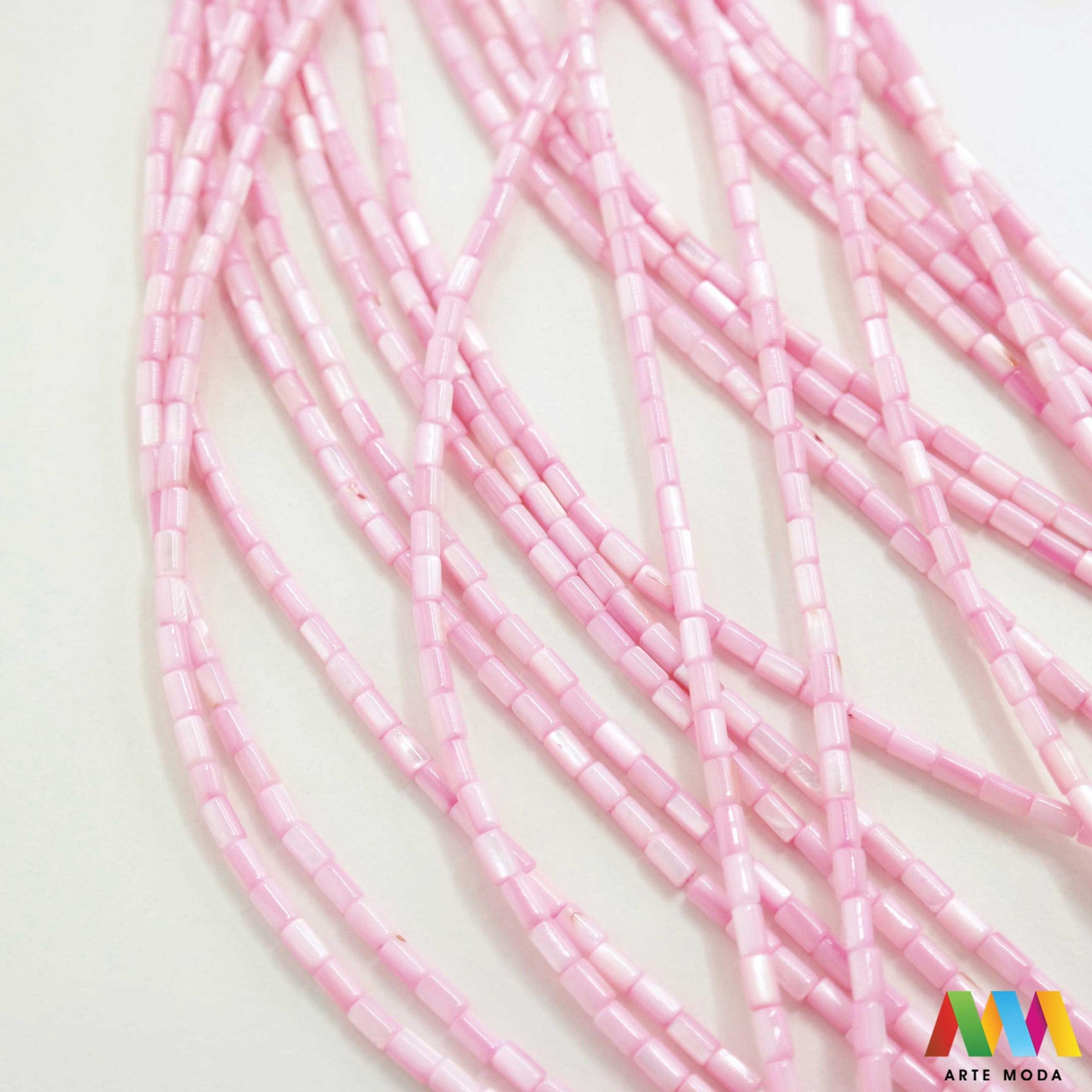 sedef školjka mekušac biser puž glavonožac kalcijev karbonat hitin poludrago kamenje repromaterijal poludragi kamen mineral Sedef je lako prepoznatljiva glatka tvar duginih boja koja tvori unutarnji sloj školjke određenih vrsta mekušaca i prekriva vanjski sloj bisera Sastoji se od kalcijevog karbonata kojeg izlučuju neki morski i slatkovodni mekušci te ga ova struktura čini otpornim na oštećenja dajući joj prepoznatljivi i jedinstveni sedefasti sjaj arte moda repromaterijal