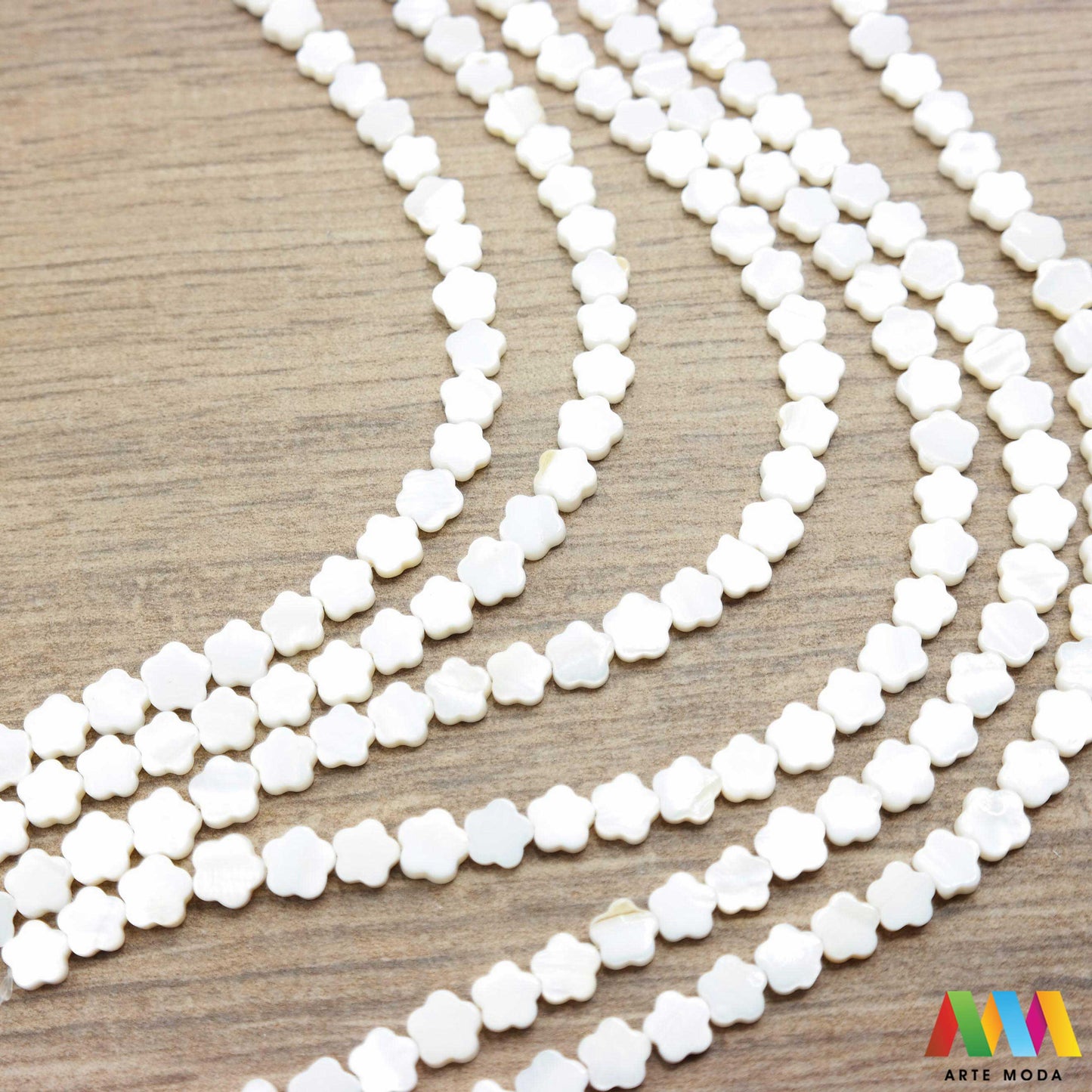 sedef školjka mekušac biser puž glavonožac kalcijev karbonat hitin poludrago kamenje repromaterijal poludragi kamen mineral Sedef je lako prepoznatljiva glatka tvar duginih boja koja tvori unutarnji sloj školjke određenih vrsta mekušaca i prekriva vanjski sloj bisera Sastoji se od kalcijevog karbonata kojeg izlučuju neki morski i slatkovodni mekušci te ga ova struktura čini otpornim na oštećenja dajući joj prepoznatljivi i jedinstveni sedefasti sjaj arte moda repromaterijal