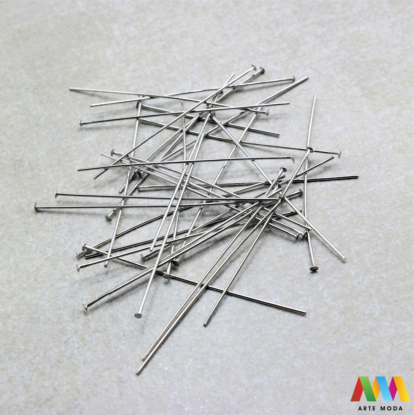 čavlići za viseće privjeske perle čavao naušnice narukvica ogrlica čelik repromaterijal čelični nehrđajući viseći privjesak kuka kuglica izrada pribor nakit inox spojni elementi baza element za stvaranje unikatnih visećih privjesaka i ukrasa čavlići od visokokvalitetnog nehrđajućeg čelika izradu naušnica ogrlica narukvica i krunica jednostavno nanižete perle i stvorite privlačne dugotrajne viseće elemente Otporni na koroziju i hipoalergeni idealni su za sve vaše kreativne projekte arte moda repromaterijal