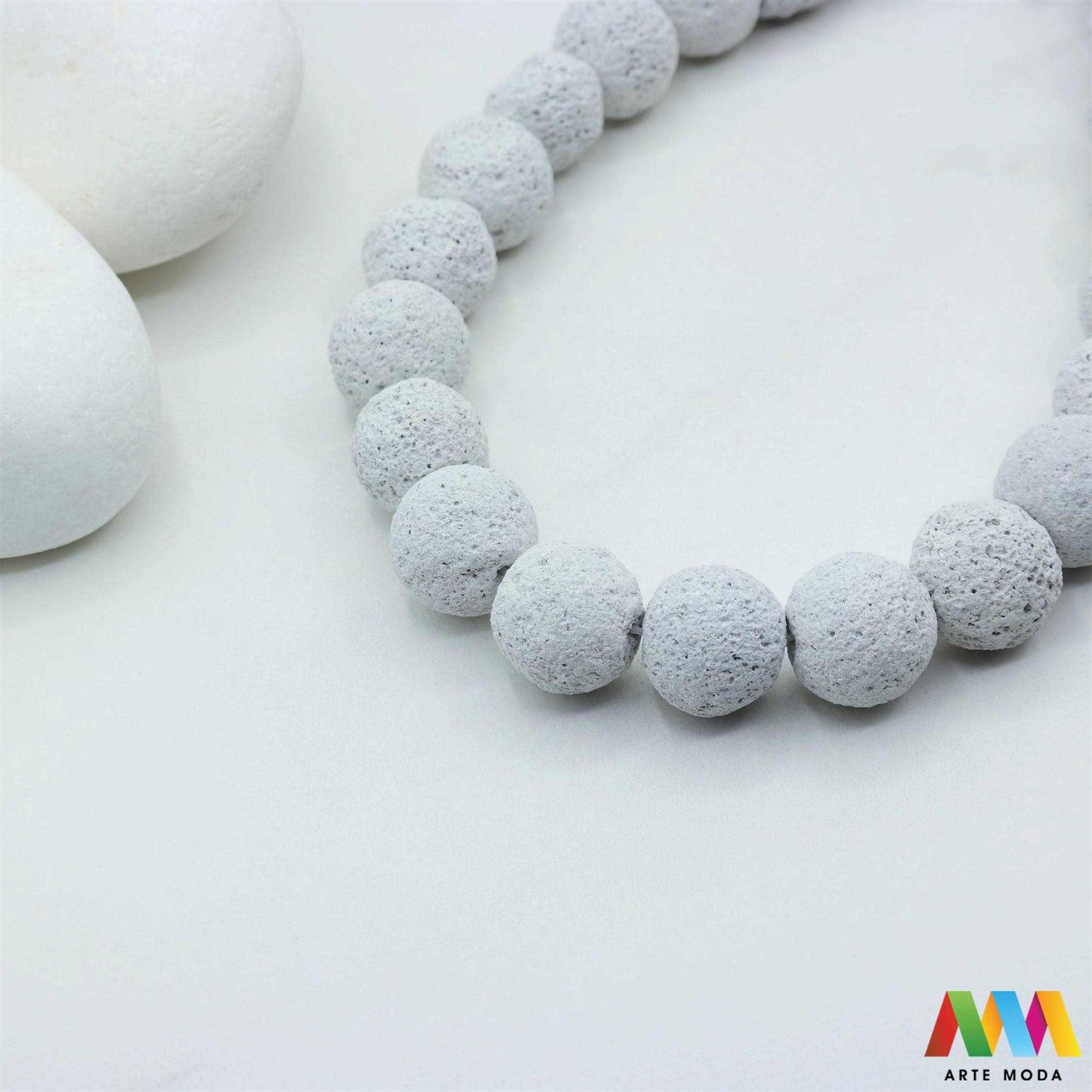 lava kamen vulkanska perle poludragi prirodni mat eterična ulja aromaterapija nakit izrada DIY repromaterijal mineral kristal narukvica ogrlica Tražite jedinstveni materijal za nakit Vulkanska lava je poludragi kamen s moćnom pričom Njegova porozna mat tekstura savršena je za izradu aromaterapijskog nakita jer sjajno upija i difuzira eterična ulja Lagan je simbolizira snagu i uzemljenje te je idealan za unisex i muške narukvice i ogrlice arte moda repromaterijal