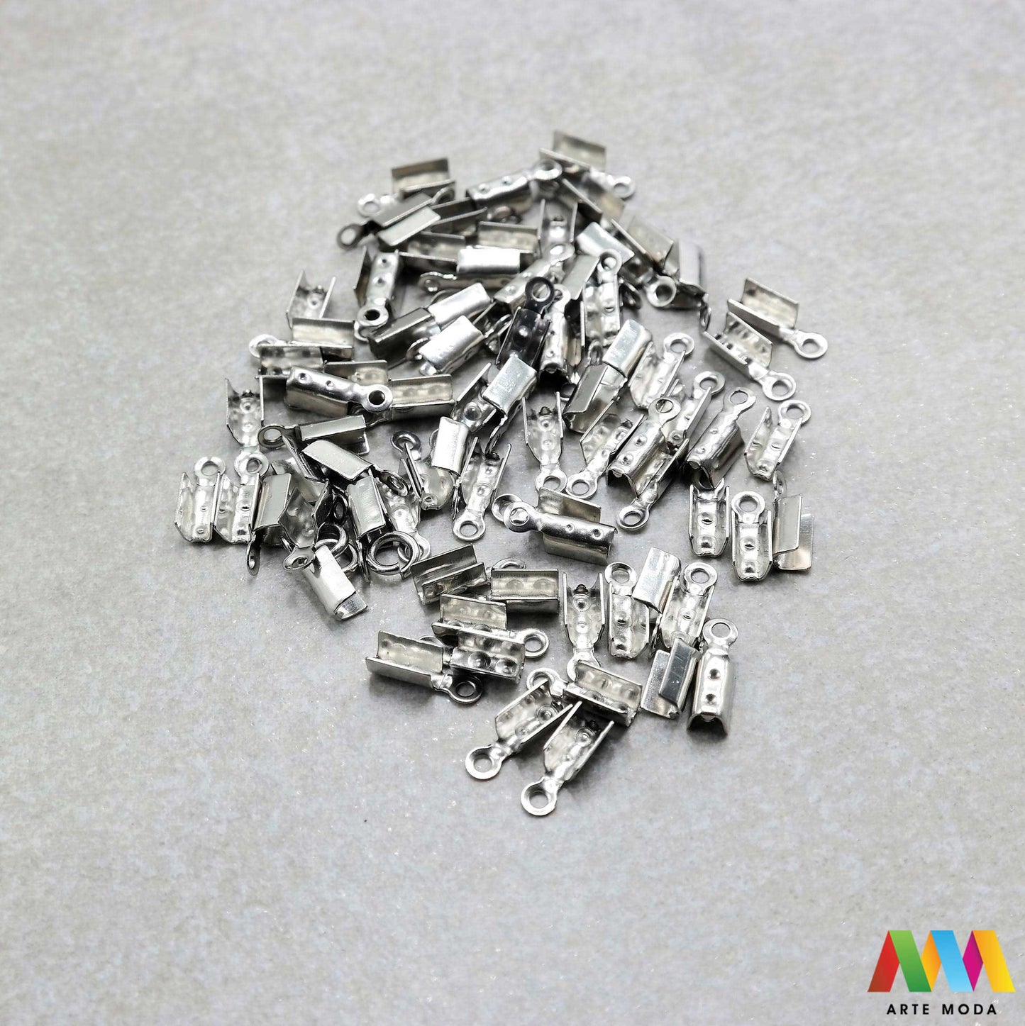 stiskači završeci spojnice priključci narukvice ogrlice koža lanac guma konop čelik repromaterijal čelični repro nehrđajući Visokokvalitetni Stiskači od nehrđajućeg čelika za izradu unikatnog nakita Idealni za kožu flaks gumu i druge materijale Otporni na koroziju i habanje savršeni za izradu narukvica ili ogrlica Jednostavna montaža dugotrajnost i elegantan dizajn