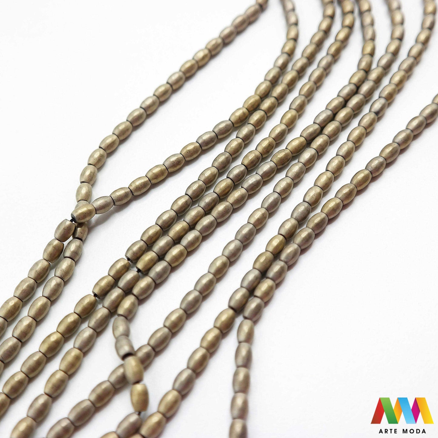 hematit krvavi kamen poludragi mineral metalni sjaj kvarc zrcalo kristal prirodni metalik meditacija zaštita repromaterijal Hematit (ili krvavi kamen) je prirodni mineral smeđe sive ili crne boje karakteriziran prisustvom hladnog metalnog sjaja Vjeruje se da pomaže u jačanju volje samopouzdanja i povezanosti s majkom zemljom Nakit izrađen od njega fascinira svojim tajanstvenim zrcalnim sjajem