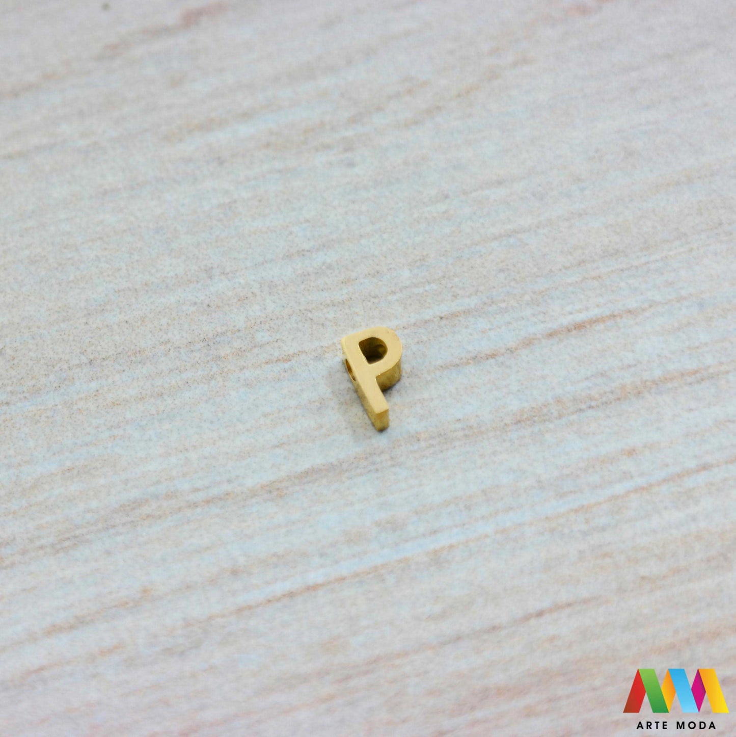 P slovo slova privjesak s jednom rupom privjesak od čelika privjesak čelik repromaterijal čelični ogrlice ogrlica narukvica narukvice nanožnica nehrđajući Slova izrađena od nehrđajućeg čelika 316L koja služe za izradu nakita poput narukvica ili ogrlica najčešće se koriste za nizanje na sajlu gumu flaks i ostale materijale