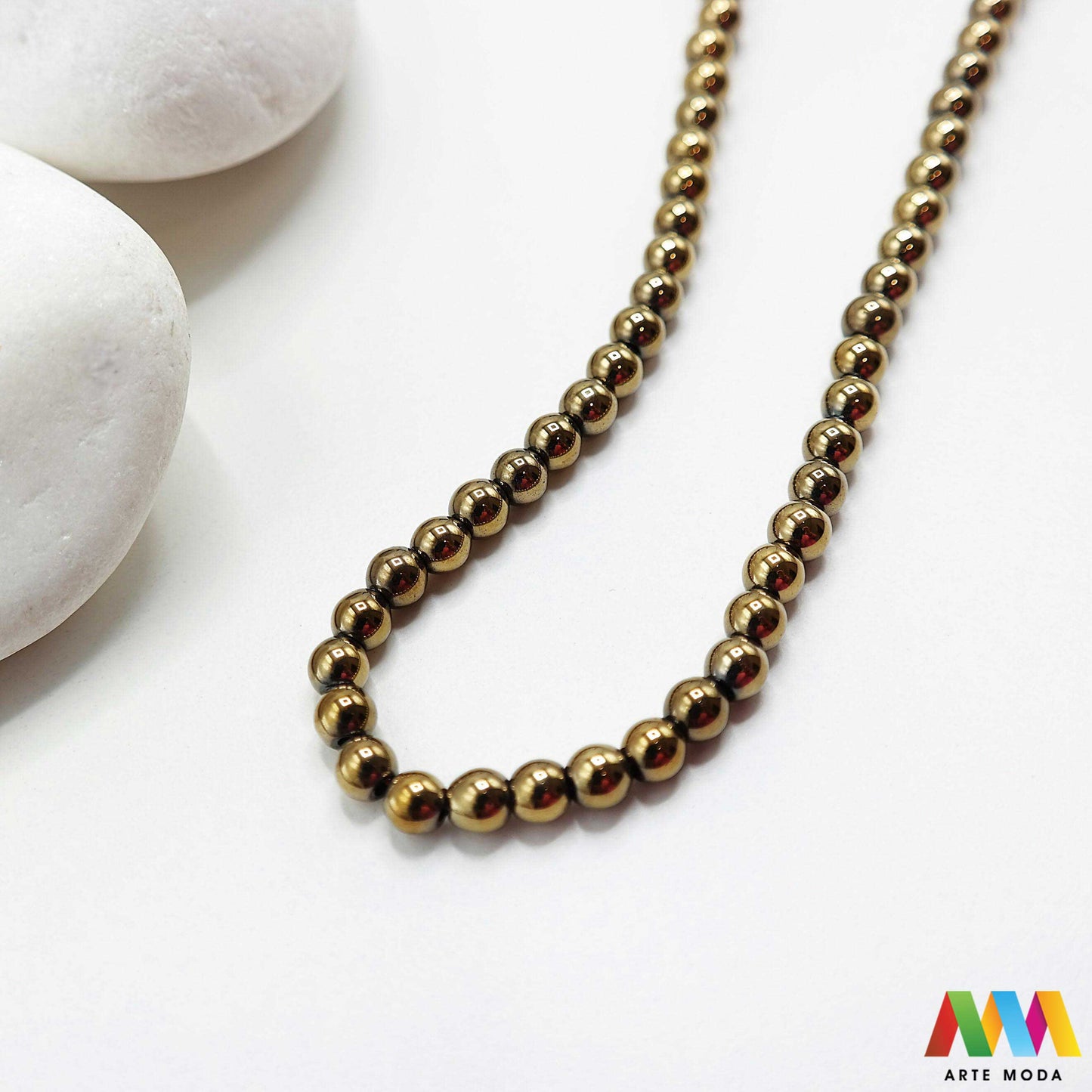 hematit krvavi kamen poludragi mineral metalni sjaj kvarc zrcalo kristal prirodni metalik meditacija zaštita repromaterijal Hematit (ili krvavi kamen) je prirodni mineral smeđe sive ili crne boje karakteriziran prisustvom hladnog metalnog sjaja Vjeruje se da pomaže u jačanju volje samopouzdanja i povezanosti s majkom zemljom Nakit izrađen od njega fascinira svojim tajanstvenim zrcalnim sjajem