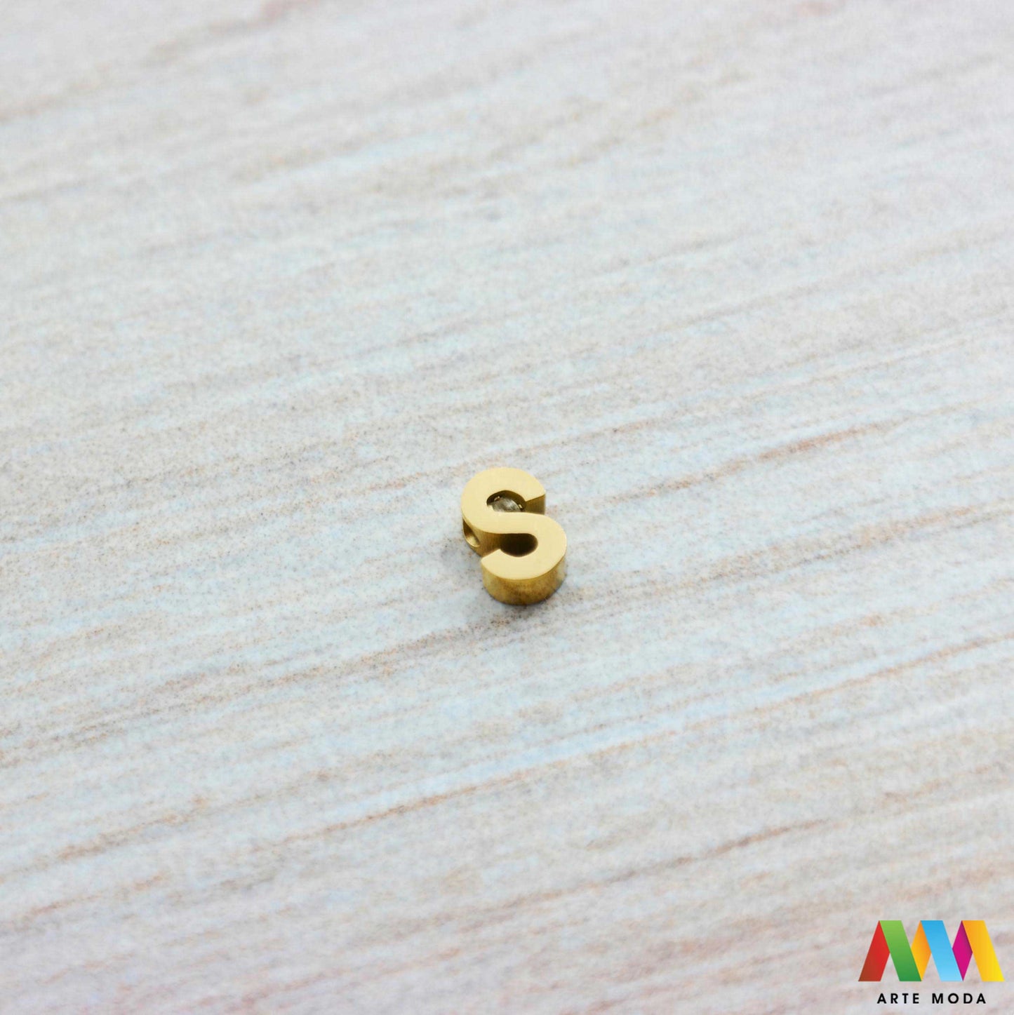 S slovo slova privjesak s jednom rupom privjesak od čelika privjesak čelik repromaterijal čelični ogrlice ogrlica narukvica narukvice nanožnica nehrđajući Slova izrađena od nehrđajućeg čelika 316L koja služe za izradu nakita poput narukvica ili ogrlica najčešće se koriste za nizanje na sajlu gumu flaks i ostale materijale