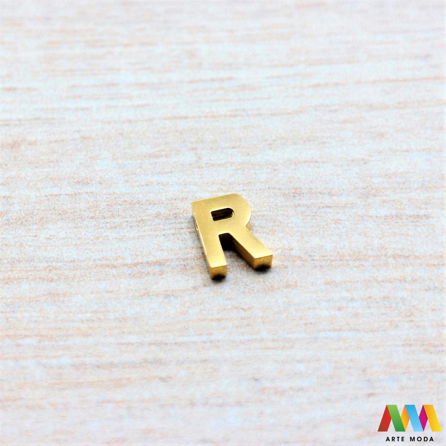 A slovo slova privjesak s jednom rupom privjesak od čelika privjesak čelik repromaterijal čelični ogrlice ogrlica narukvica narukvice nanožnica nehrđajući slova izrađena od nehrđajućeg čelika 316L koja služe za izradu nakita poput narukvica ili ogrlica najčešće se koriste za nizanje na sajlu, gumu, flaks i ostale materijale