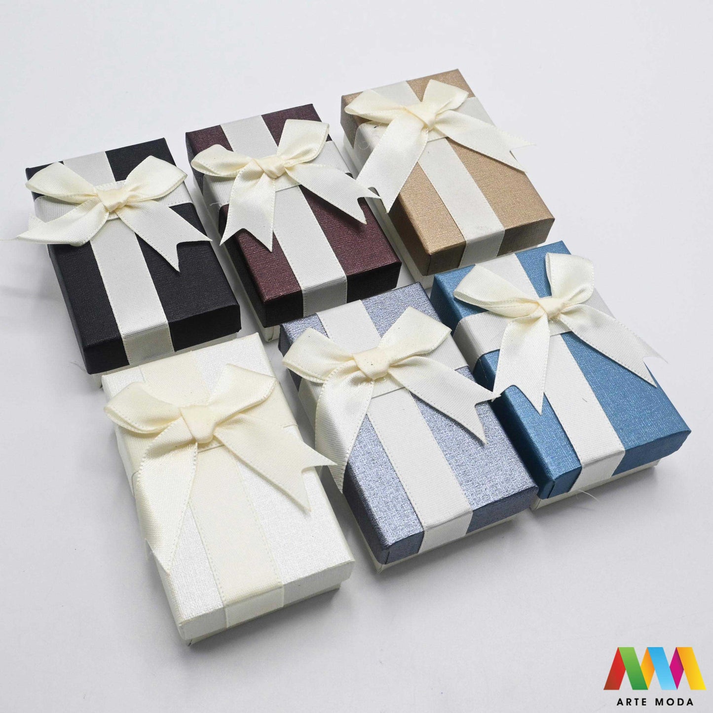 kutijice ukrasne kartonske kutije za nakit poklon ambalaža darivanje pakiranje poklopac prstenje ogrlice naušnice luksuzne elegantne ručni rad personalizirane dar Savršeno pakiranje ljepota vaših kreacija elegantnih i čvrstih kartonskih kutija izrađenih od kvalitetnog papira s mekanim umetkom od spužve prstenje ogrlice naušnice i narukvice nježnu zaštitu od ogrebotina dodaju dašak luksuza i profinjenosti vašem poklonu izloženom nakitu Dostupne u raznim veličinama bojama i dezenima arte moda repromaterijal