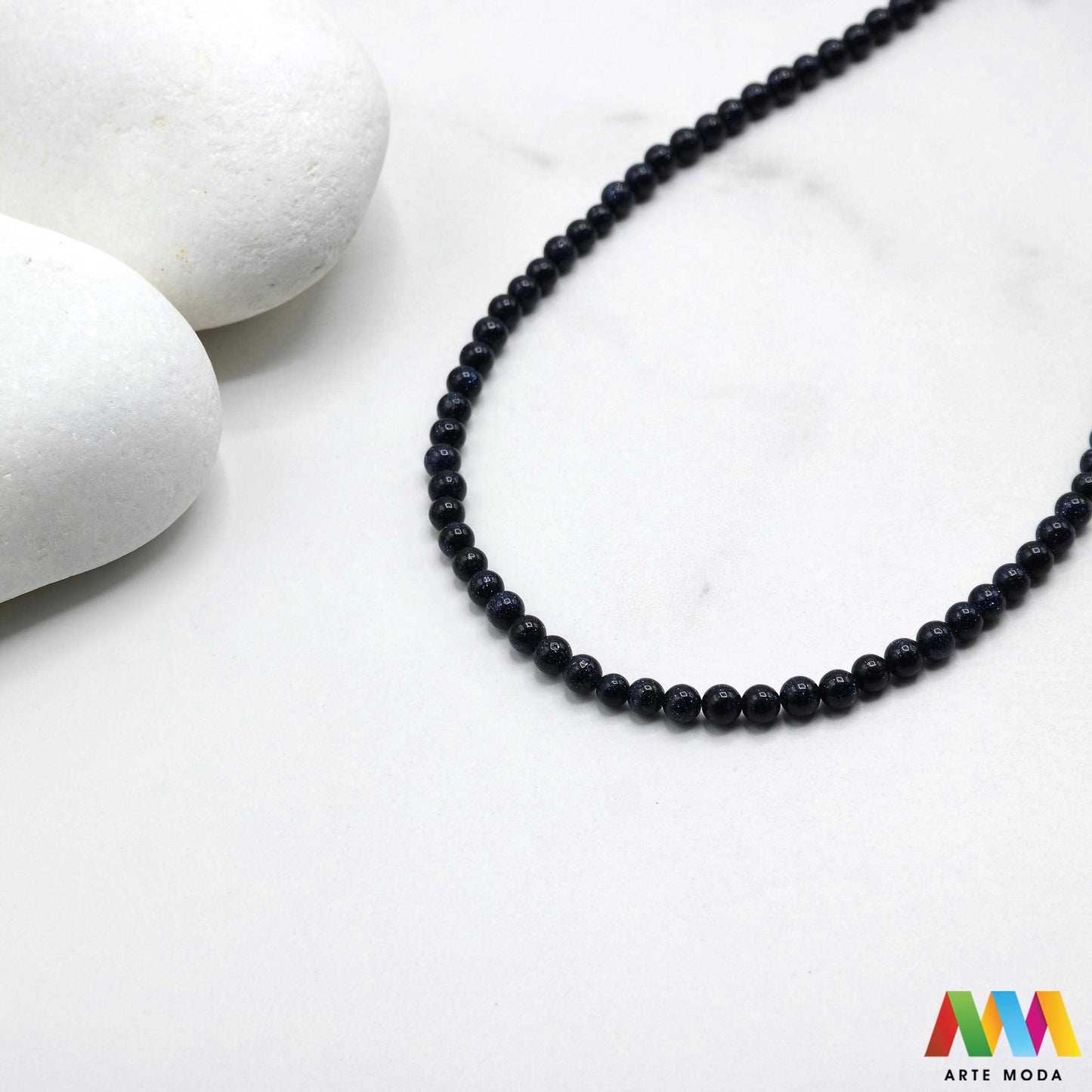 pustinjska noć dragi kvarc pijesak kobalt glinenac mangan krom bakar kamen dragulj poludrago kamenje repromaterijal poludragi ukrasni mineral kristal prirodni Zaronite u dubine svemira s ovim očaravajućim poludragim kamenom! Pustinjska noć sa svojim tamnim misterioznim tonovima isprepletenim svjetlucavim inkluzijama dočarava ljepotu zvjezdanog neba Njegova jedinstvena pojava čini ga savršenim za izradu upečatljivog nakita i dodavanje daška misterije vašoj kolekciji kristala arte moda repromaterijal