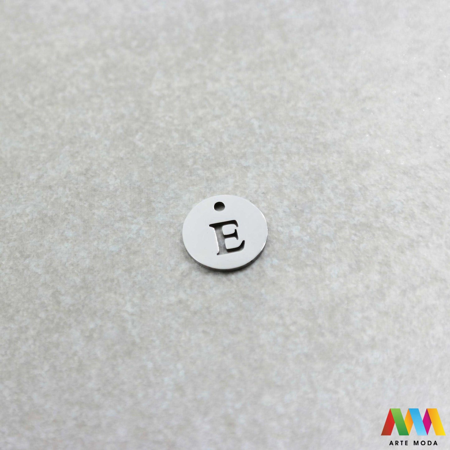 E slovo slova privjesak s jednom rupom privjesak od čelika privjesak čelik repromaterijal čelični ogrlice ogrlica narukvica narukvice nanožnica nehrđajući Slova izrađena od nehrđajućeg čelika 316L koja služe za izradu nakita poput narukvica ili ogrlica najčešće se koriste za nizanje na sajlu gumu flaks i ostale materijale