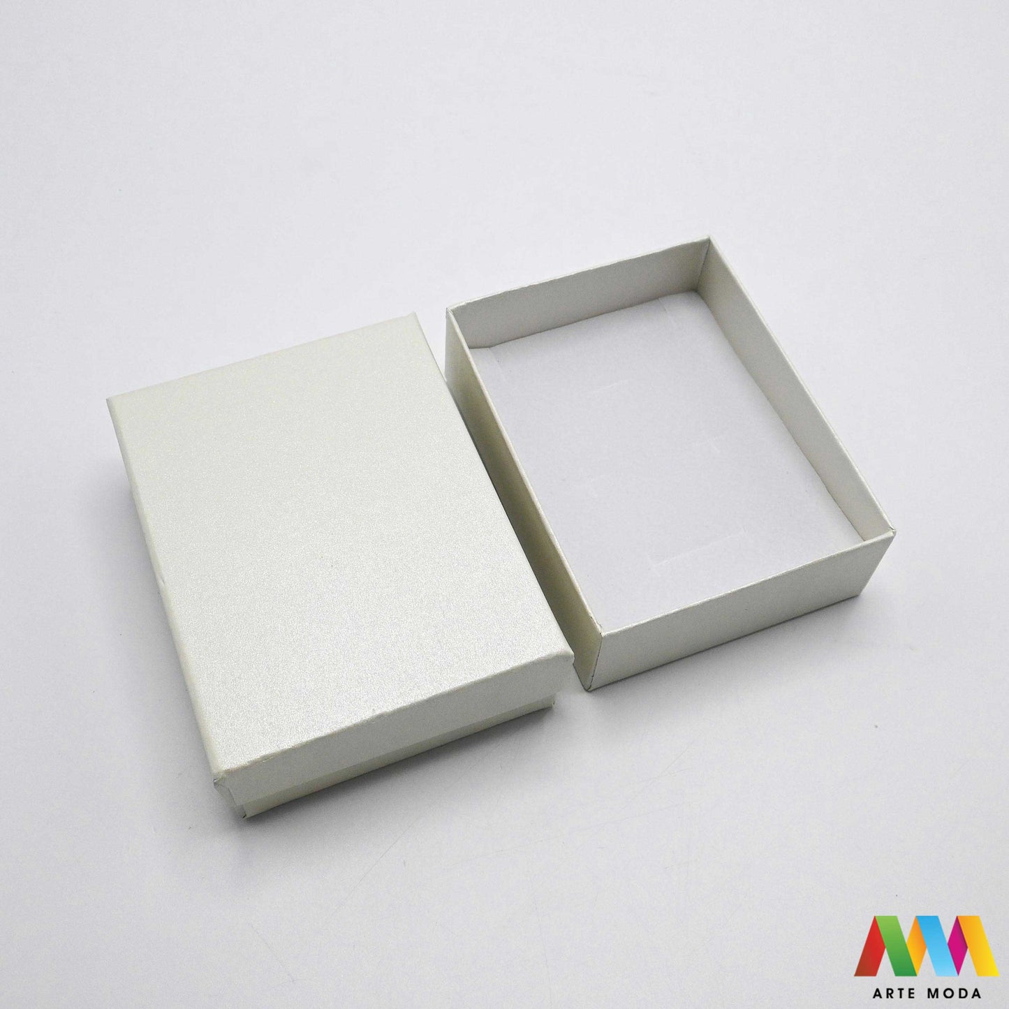 kutijice ukrasne kartonske kutije za nakit poklon ambalaža darivanje pakiranje poklopac prstenje ogrlice naušnice luksuzne elegantne ručni rad personalizirane dar Savršeno pakiranje ljepota vaših kreacija elegantnih i čvrstih kartonskih kutija izrađenih od kvalitetnog papira s mekanim umetkom od spužve prstenje ogrlice naušnice i narukvice nježnu zaštitu od ogrebotina dodaju dašak luksuza i profinjenosti vašem poklonu izloženom nakitu Dostupne u raznim veličinama bojama i dezenima arte moda repromaterijal