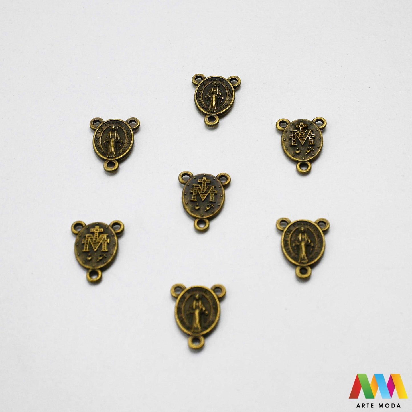 metalni razdjelnik konektor izrada krunice krunica metalni dijelovi krunicu repromaterijal sakralni nakit vjerski križić spojnica krunica perle pribor diy Čudotvorna Medaljica Neizostavan element za svaku krunicu Ovi kvalitetni metalni razdjelnici poznati i kao konektori služe za spajanje dijelova krunice i naglašavaju njezinu središnju točku Izrađeni od izdržljivog metala naši razdjelnici su savršen izbor za izradu vlastitih krunica bilo da koristite perle staklo ili kamenje arte moda repromaterijal