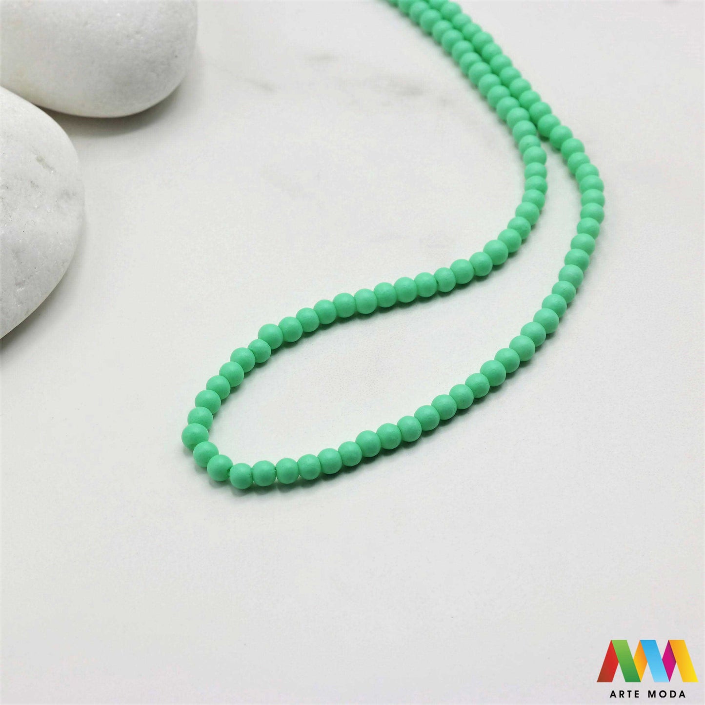 stakleni niz staklo perle zrna zrno staklena perla okrugle okrugla Staklene okrugle perle koje služe za nizanje i izradu nakita poput narukvica i ogrlica te torbica i ostalih modnih dodataka