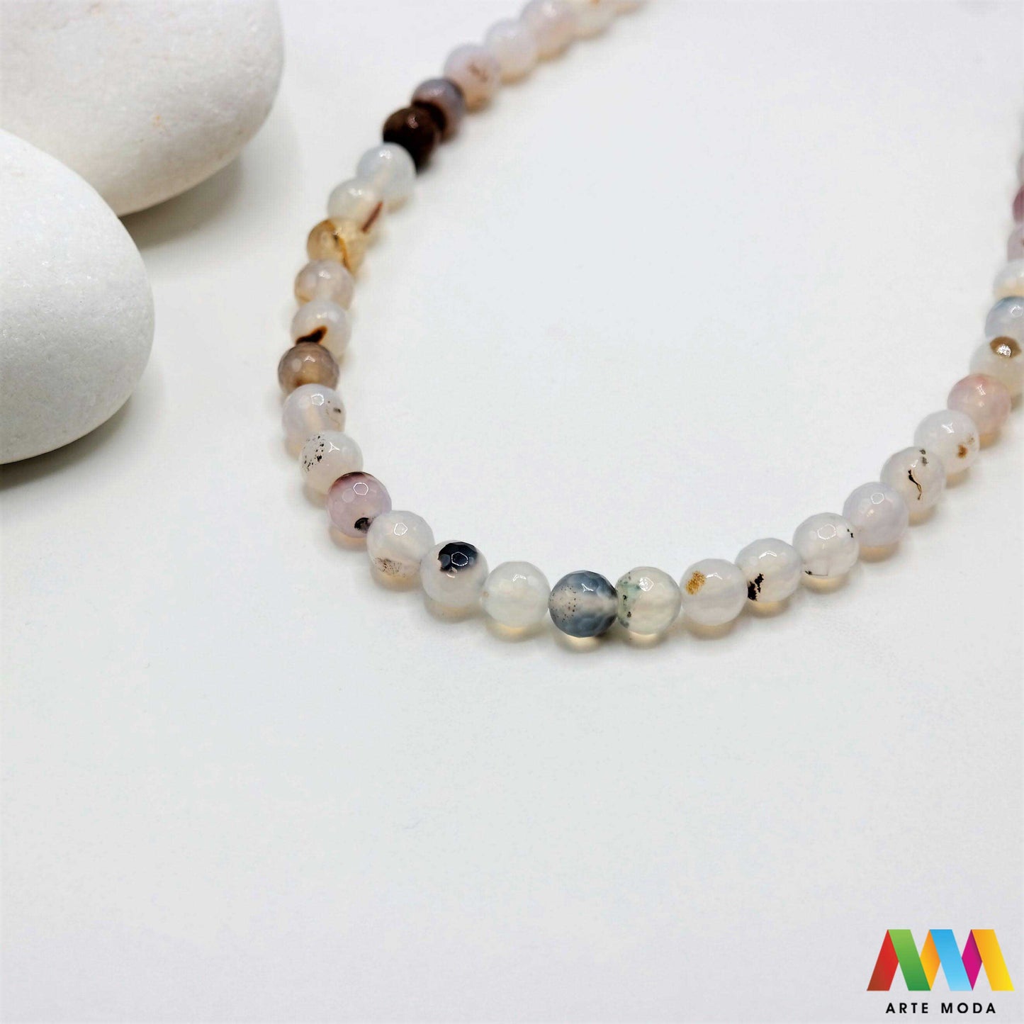 poludragi kamen ahat kristal kalcedon polu dragi poludrago kamenje dragulj mineral kvarc Ahat je jedan od najrasprostranjenijih kristala na planeti Ahat spada u grupu kalcedona izrazito je dekorativan te se od njega izrađuje lijepi nakit i ukrasni predmeti U Hrvatskoj je poznati Lepoglavski Ahat s brda Gaveznica