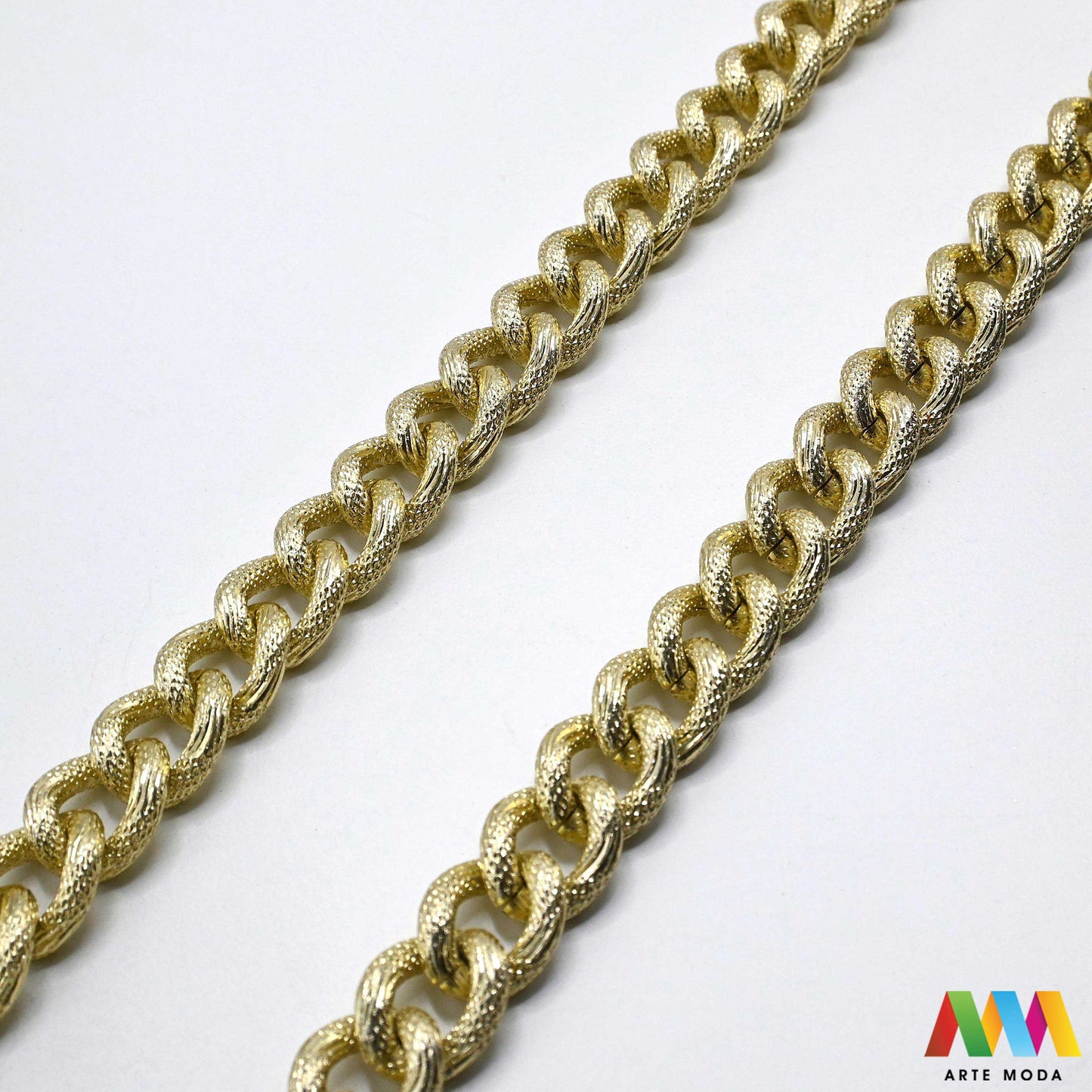 aluminijski lanac torbe ruksak nakit lagani izrada aluminij DIY materijal remen ogrlice narukvice karike ručke pribor komponente ukrasni repromaterijal Želite lagan i trendi materijal Aluminijski lanci savršeni su za vaše projekte Idealni su za izradu laganih remena za torbe ili statement nakita ogrlice narukvice Lakši su od klasičnih metala ne opterećuju i dolaze u raznim bojama i debljinama Lako ih je rezati i oblikovati laganu eleganciju za svoj uradi sam nakit i modne dodatke arte moda repromaterijal