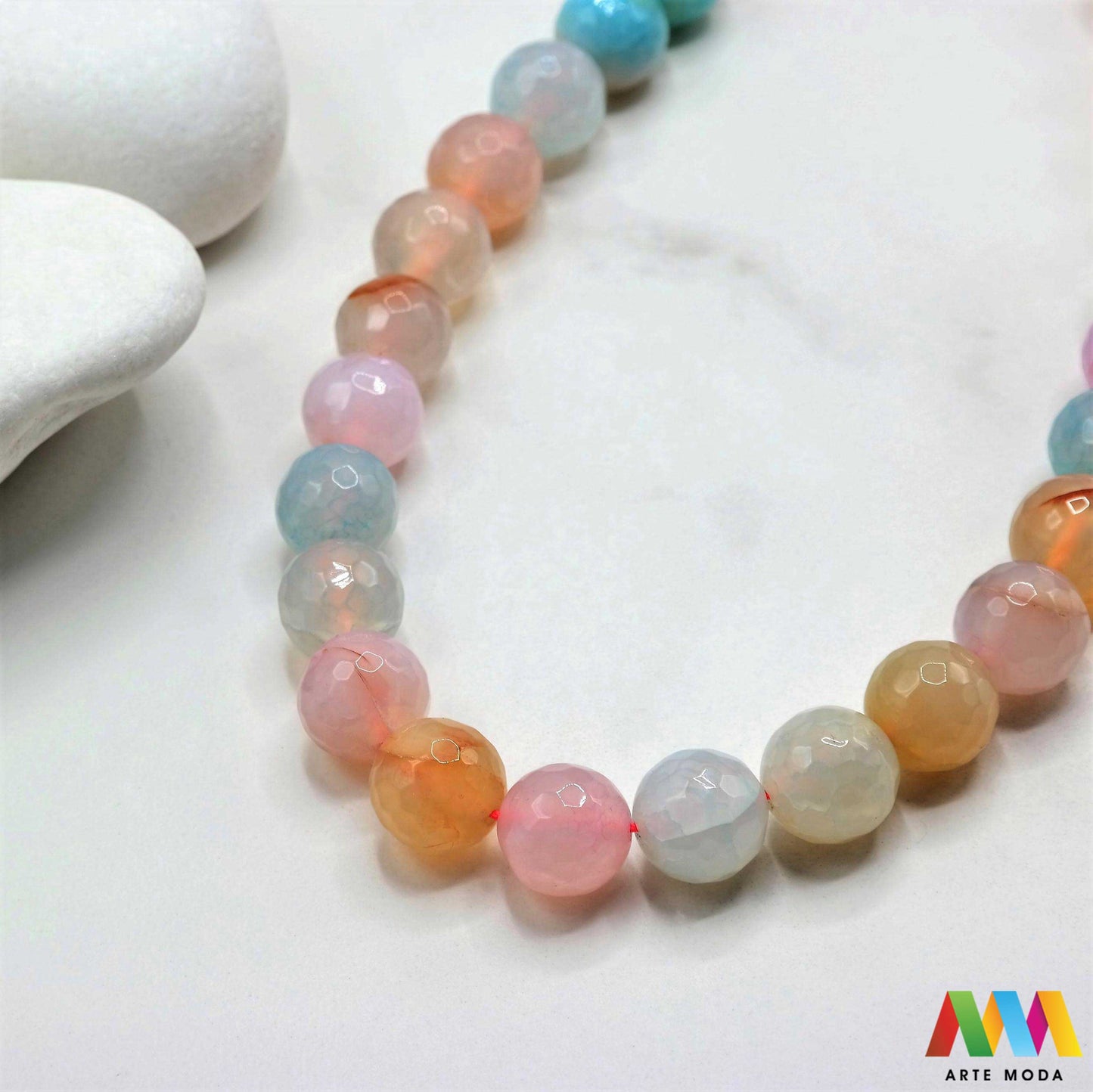 poludragi kamen ahat kristal kalcedon polu dragi poludrago kamenje dragulj mineral kvarc Ahat je jedan od najrasprostranjenijih kristala na planeti Ahat spada u grupu kalcedona izrazito je dekorativan te se od njega izrađuje lijepi nakit i ukrasni predmeti U Hrvatskoj je poznati Lepoglavski Ahat s brda Gaveznica