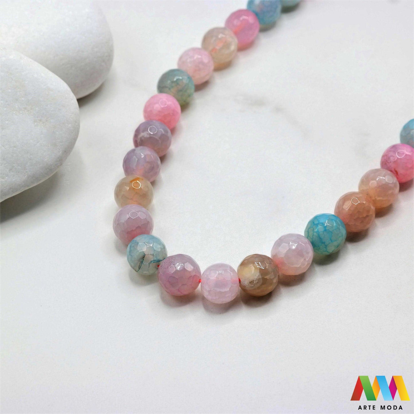 poludragi kamen ahat kristal kalcedon polu dragi poludrago kamenje dragulj mineral kvarc Ahat je jedan od najrasprostranjenijih kristala na planeti Ahat spada u grupu kalcedona izrazito je dekorativan te se od njega izrađuje lijepi nakit i ukrasni predmeti U Hrvatskoj je poznati Lepoglavski Ahat s brda Gaveznica