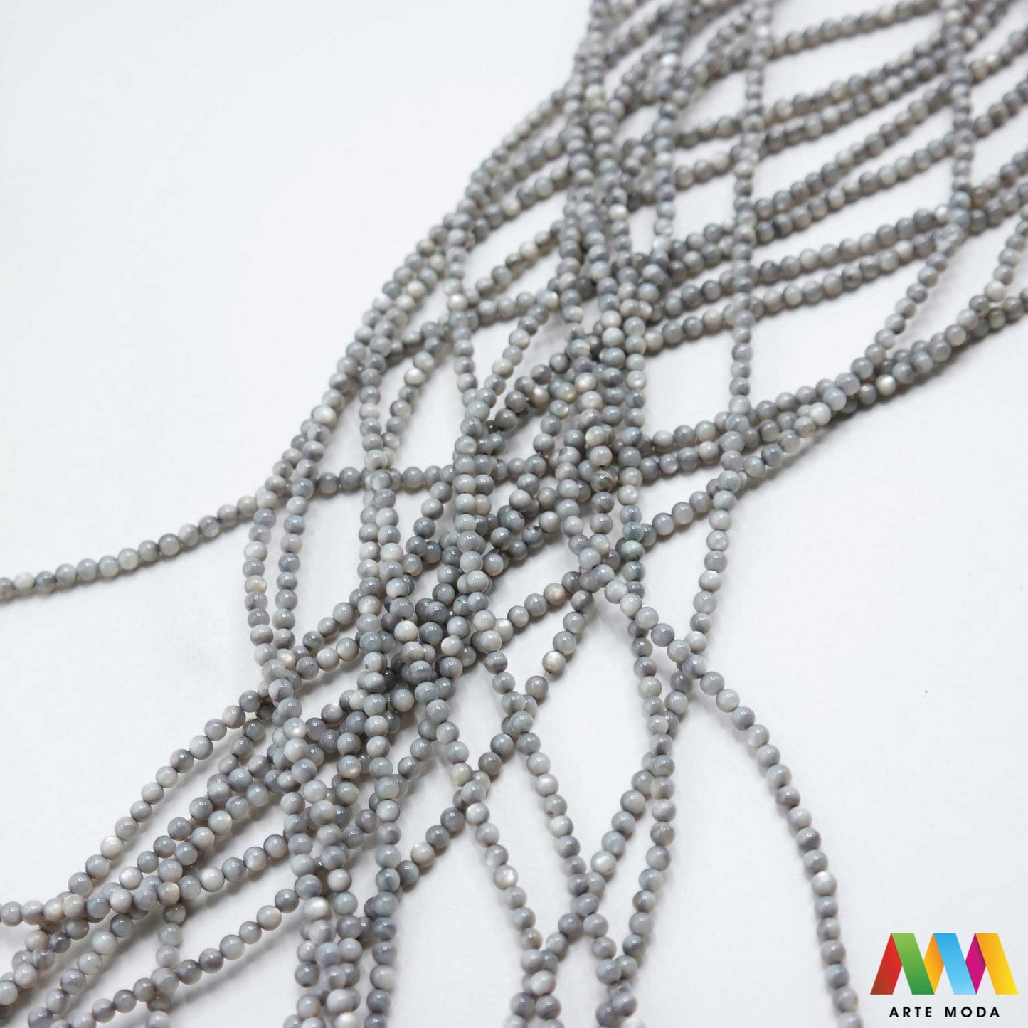 sedef školjka mekušac biser puž glavonožac kalcijev karbonat hitin poludrago kamenje repromaterijal poludragi kamen mineral Sedef je lako prepoznatljiva glatka tvar duginih boja koja tvori unutarnji sloj školjke određenih vrsta mekušaca i prekriva vanjski sloj bisera Sastoji se od kalcijevog karbonata kojeg izlučuju neki morski i slatkovodni mekušci te ga ova struktura čini otpornim na oštećenja dajući joj prepoznatljivi i jedinstveni sedefasti sjaj arte moda repromaterijal