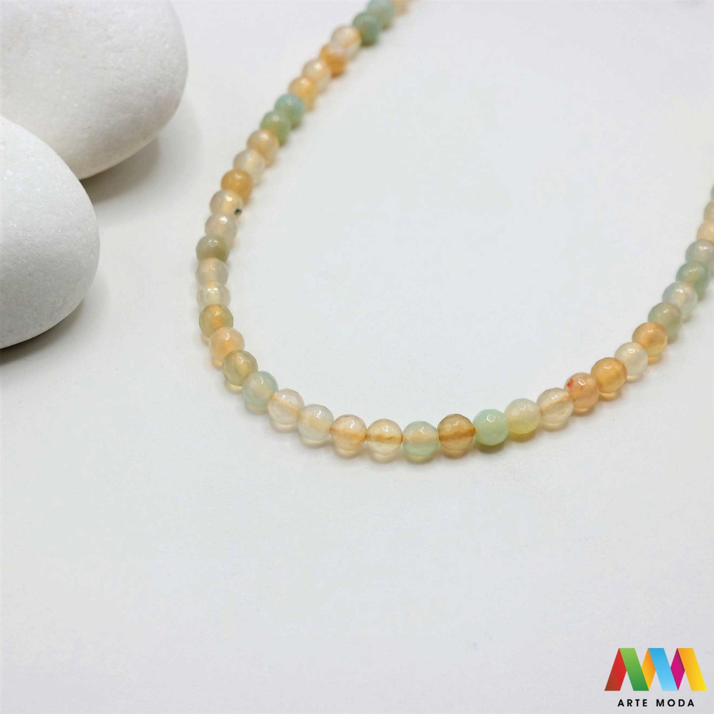 poludragi kamen ahat kristal kalcedon polu dragi poludrago kamenje dragulj mineral kvarc Ahat je jedan od najrasprostranjenijih kristala na planeti Ahat spada u grupu kalcedona izrazito je dekorativan te se od njega izrađuje lijepi nakit i ukrasni predmeti U Hrvatskoj je poznati Lepoglavski Ahat s brda Gaveznica