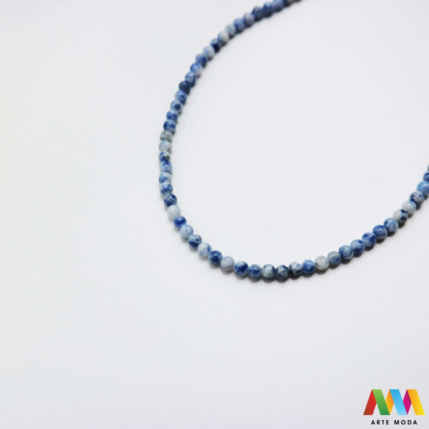 sodalit lazurit kamen kristal dragulj poludrago kamenje repromaterijal poludragi ukrasni mineral prirodni meditacija Sodalit moćan poludragi kamen nebesko plave boje cijenjen zbog svojih metafizičkih svojstava i ljepote Vjeruje se da pomaže u poboljšanju komunikacije jača intuiciju i donosi unutarnji mir Savršen je za meditaciju izradu nakita i kao ukrasni element u domu