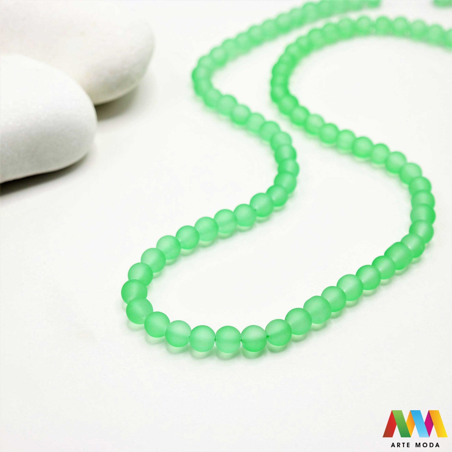 stakleni niz staklo perle zrna zrno staklena perla okrugle okrugla Staklene okrugle perle koje služe za nizanje i izradu nakita poput narukvica i ogrlica te torbica i ostalih modnih dodataka