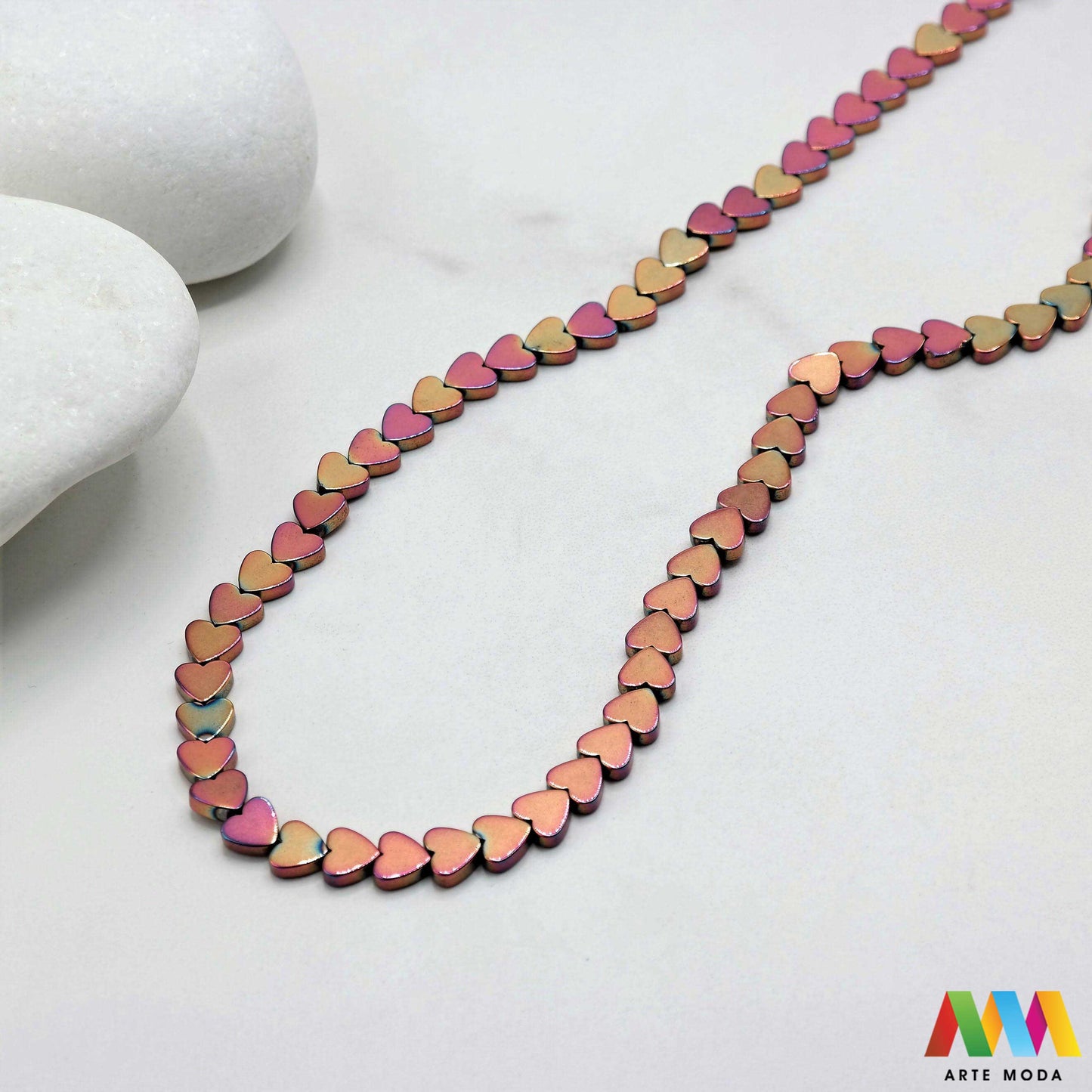 hematit krvavi kamen poludragi mineral metalni sjaj kvarc zrcalo kristal prirodni metalik meditacija zaštita repromaterijal Hematit (ili krvavi kamen) je prirodni mineral smeđe sive ili crne boje karakteriziran prisustvom hladnog metalnog sjaja Vjeruje se da pomaže u jačanju volje samopouzdanja i povezanosti s majkom zemljom Nakit izrađen od njega fascinira svojim tajanstvenim zrcalnim sjajem