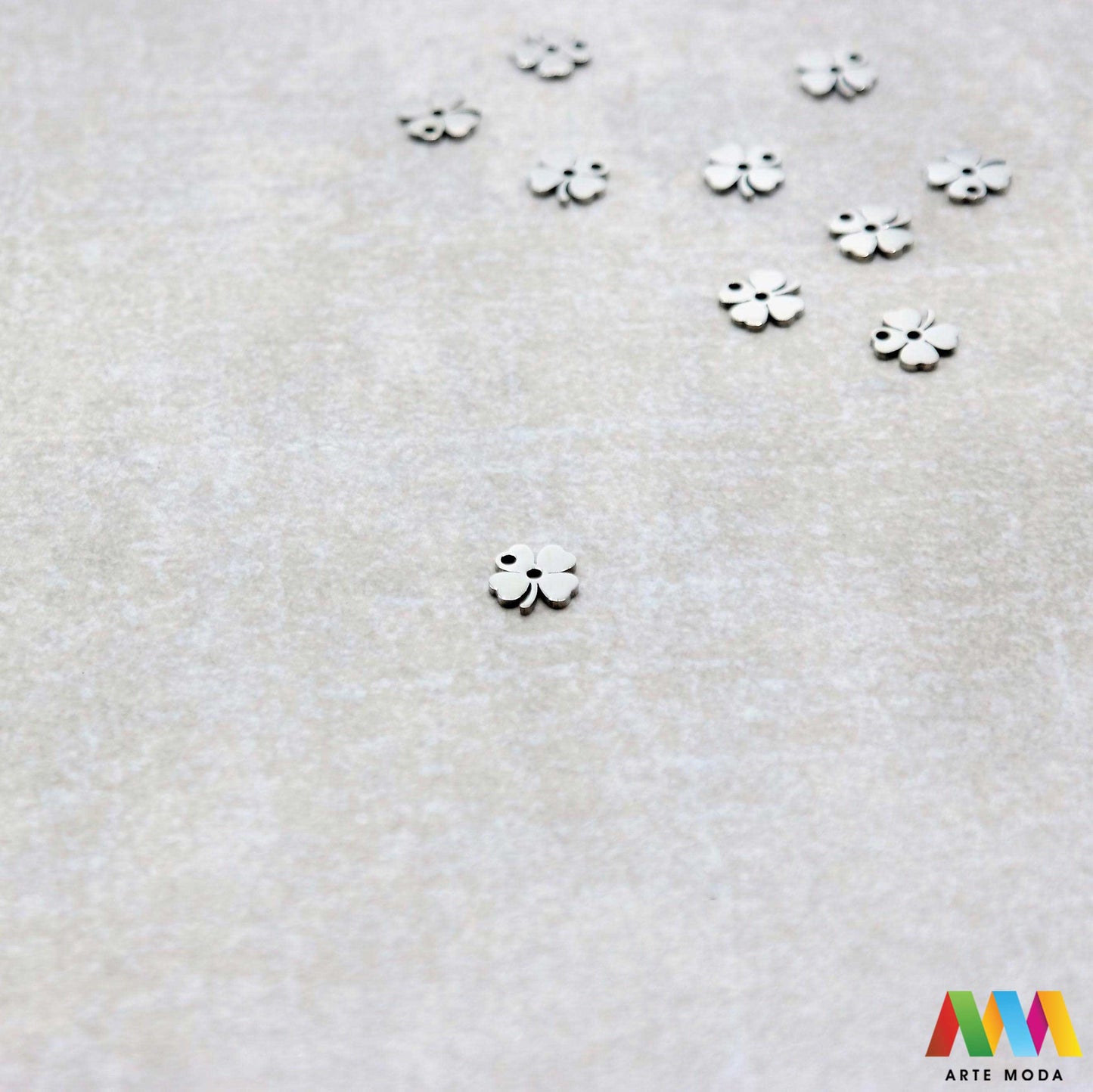 djetelina privjesak s dvije rupe dve od čelika repromaterijal čelični ogrlice ogrlica narukvica narukvice nanožnica nehrđajući Privjesci izrađeni od nehrđajućeg čelika 316L koji služe za izradu nakita poput narukvica ili ogrlica najčešće se koriste za nizanje ili uz pomoć alkice se stavljaju na sajlu gumu flaks i ostale materijale