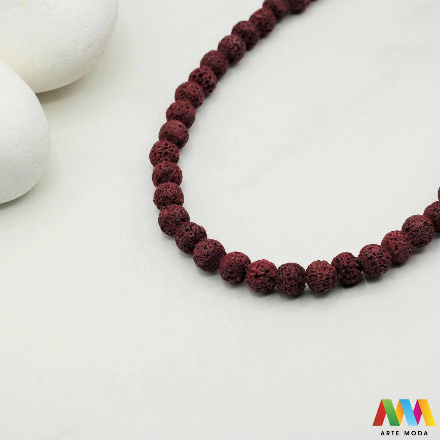 lava kamen vulkanska perle poludragi prirodni mat eterična ulja aromaterapija nakit izrada DIY repromaterijal mineral kristal narukvica ogrlica Tražite jedinstveni materijal za nakit Vulkanska lava je poludragi kamen s moćnom pričom Njegova porozna mat tekstura savršena je za izradu aromaterapijskog nakita jer sjajno upija i difuzira eterična ulja Lagan je simbolizira snagu i uzemljenje te je idealan za unisex i muške narukvice i ogrlice arte moda repromaterijal