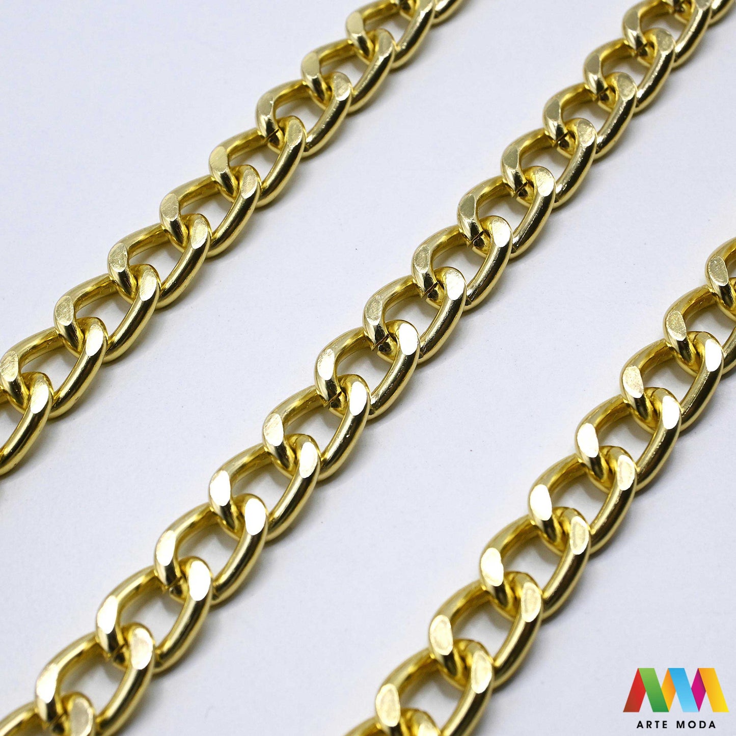 aluminijski lanac torbe ruksak nakit lagani izrada aluminij DIY materijal remen ogrlice narukvice karike ručke pribor komponente ukrasni repromaterijal Želite lagan i trendi materijal Aluminijski lanci savršeni su za vaše projekte Idealni su za izradu laganih remena za torbe ili statement nakita ogrlice narukvice Lakši su od klasičnih metala ne opterećuju i dolaze u raznim bojama i debljinama Lako ih je rezati i oblikovati laganu eleganciju za svoj uradi sam nakit i modne dodatke arte moda repromaterijal