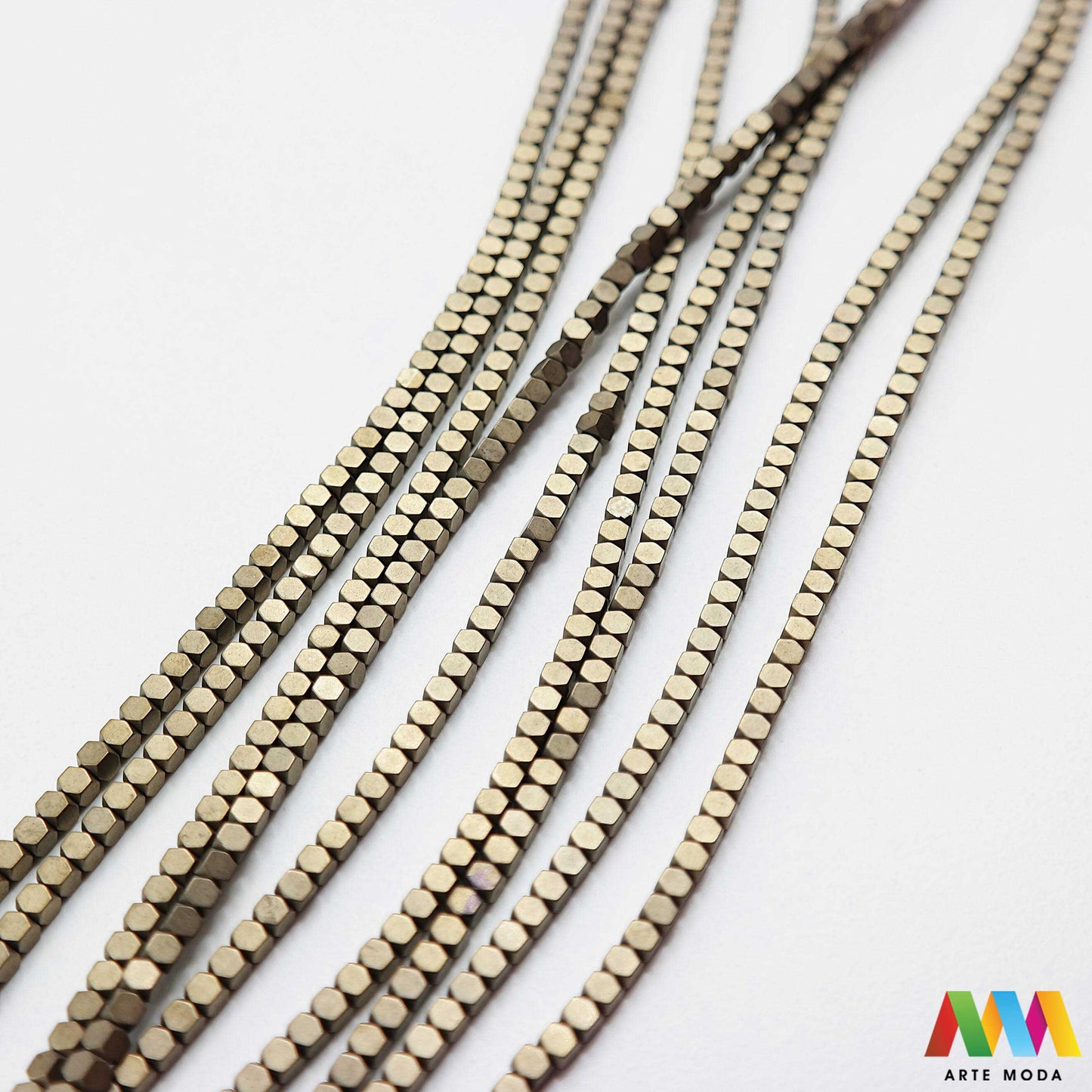 hematit krvavi kamen poludragi mineral metalni sjaj kvarc zrcalo kristal prirodni metalik meditacija zaštita repromaterijal Hematit (ili krvavi kamen) je prirodni mineral smeđe sive ili crne boje karakteriziran prisustvom hladnog metalnog sjaja Vjeruje se da pomaže u jačanju volje samopouzdanja i povezanosti s majkom zemljom Nakit izrađen od njega fascinira svojim tajanstvenim zrcalnim sjajem