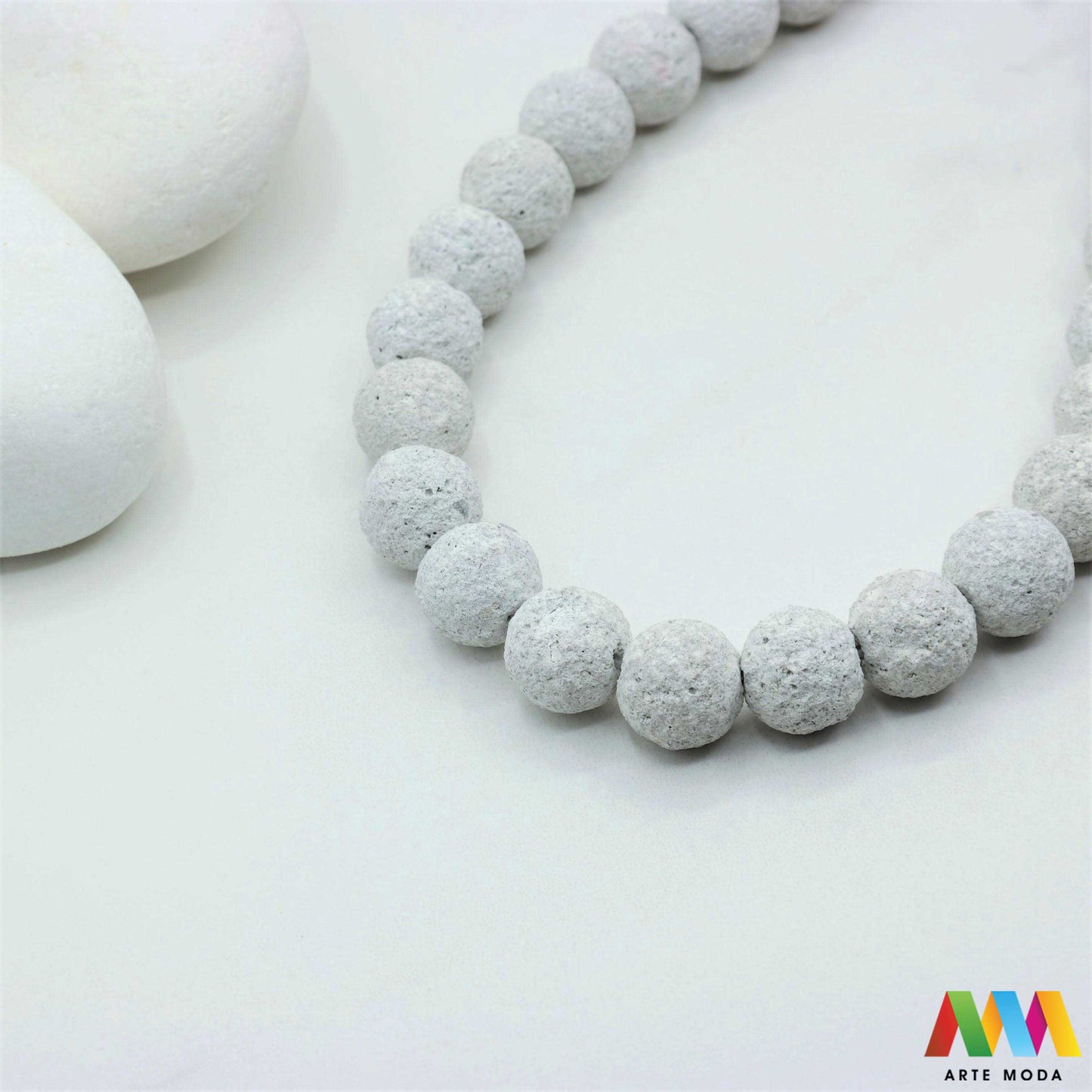 lava kamen vulkanska perle poludragi prirodni mat eterična ulja aromaterapija nakit izrada DIY repromaterijal mineral kristal narukvica ogrlica Tražite jedinstveni materijal za nakit Vulkanska lava je poludragi kamen s moćnom pričom Njegova porozna mat tekstura savršena je za izradu aromaterapijskog nakita jer sjajno upija i difuzira eterična ulja Lagan je simbolizira snagu i uzemljenje te je idealan za unisex i muške narukvice i ogrlice arte moda repromaterijal