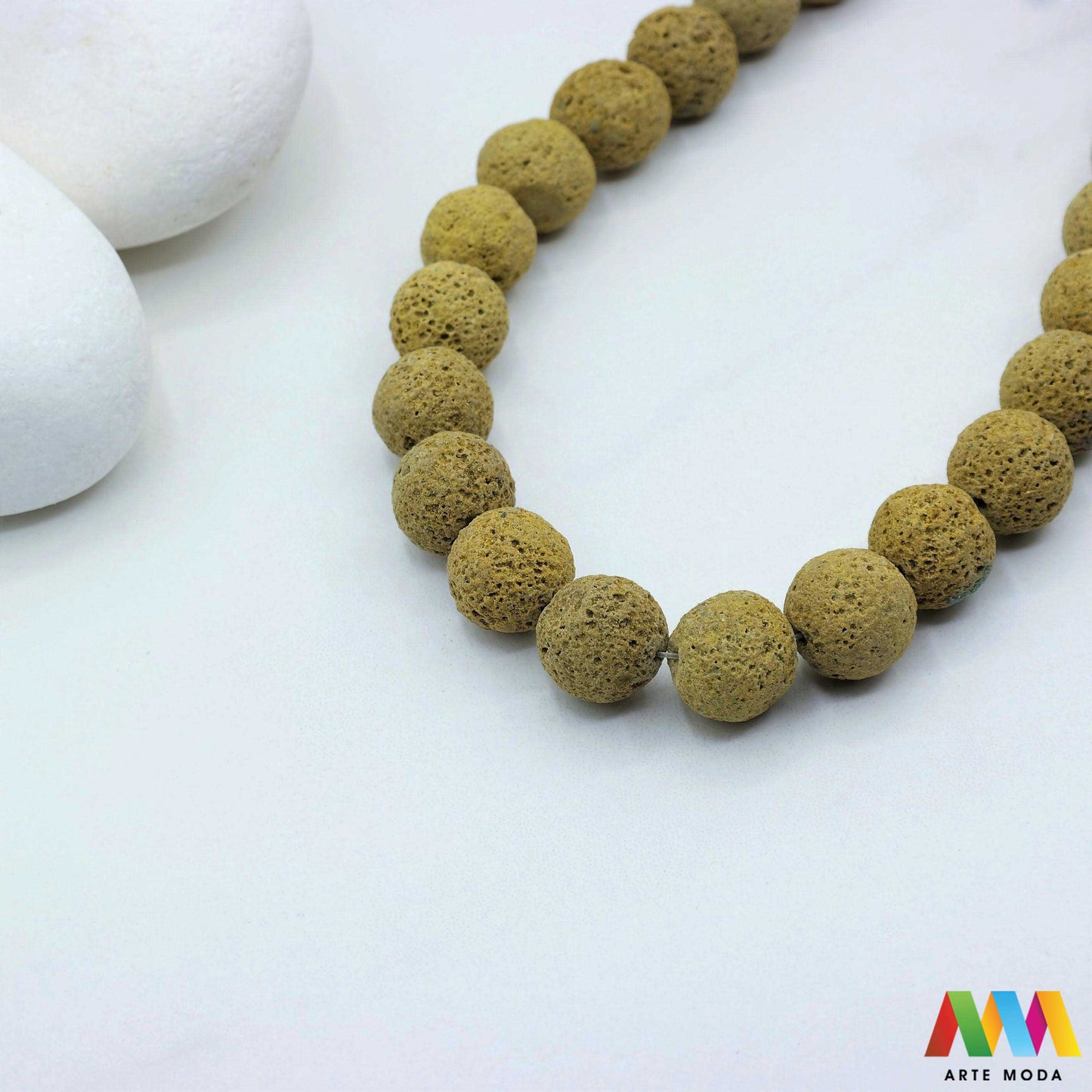 lava kamen vulkanska perle poludragi prirodni mat eterična ulja aromaterapija nakit izrada DIY repromaterijal mineral kristal narukvica ogrlica Tražite jedinstveni materijal za nakit Vulkanska lava je poludragi kamen s moćnom pričom Njegova porozna mat tekstura savršena je za izradu aromaterapijskog nakita jer sjajno upija i difuzira eterična ulja Lagan je simbolizira snagu i uzemljenje te je idealan za unisex i muške narukvice i ogrlice arte moda repromaterijal