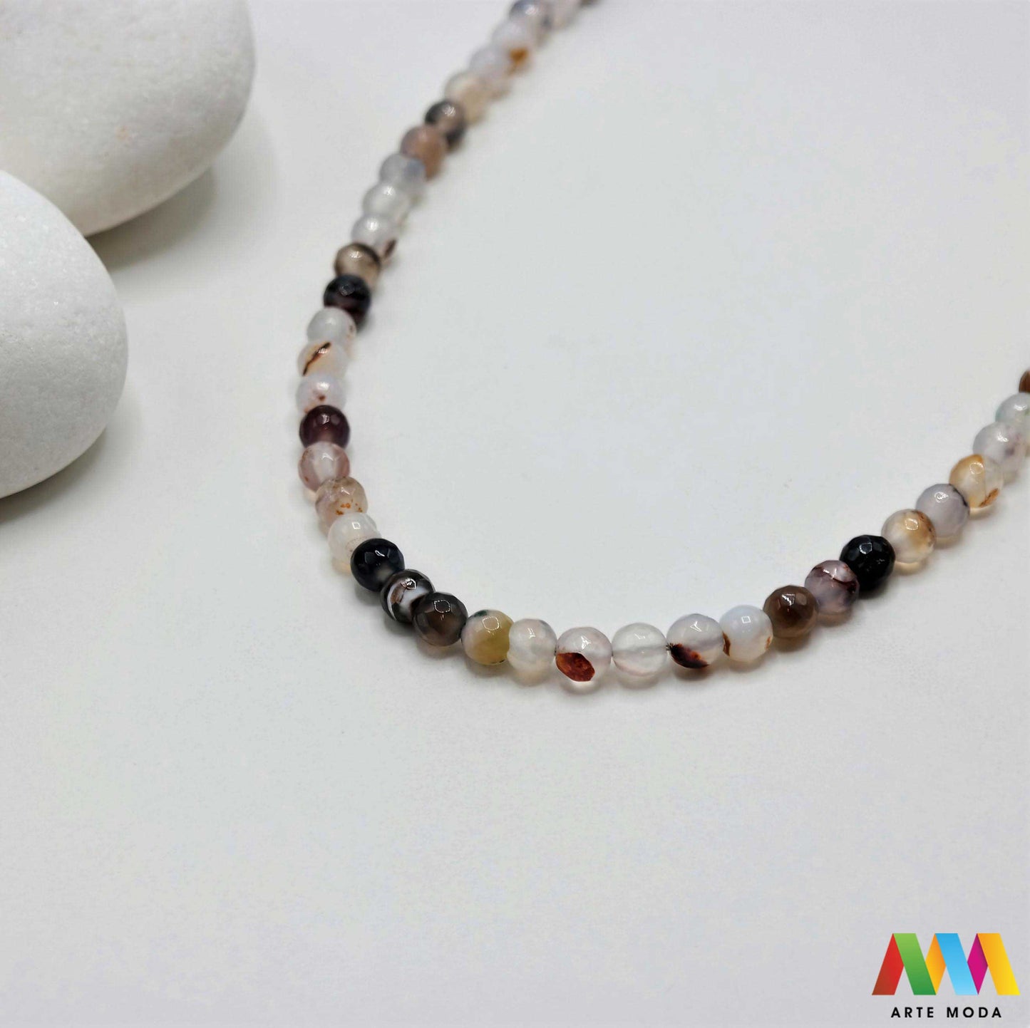 poludragi kamen ahat kristal kalcedon polu dragi poludrago kamenje dragulj mineral kvarc Ahat je jedan od najrasprostranjenijih kristala na planeti Ahat spada u grupu kalcedona izrazito je dekorativan te se od njega izrađuje lijepi nakit i ukrasni predmeti U Hrvatskoj je poznati Lepoglavski Ahat s brda Gaveznica