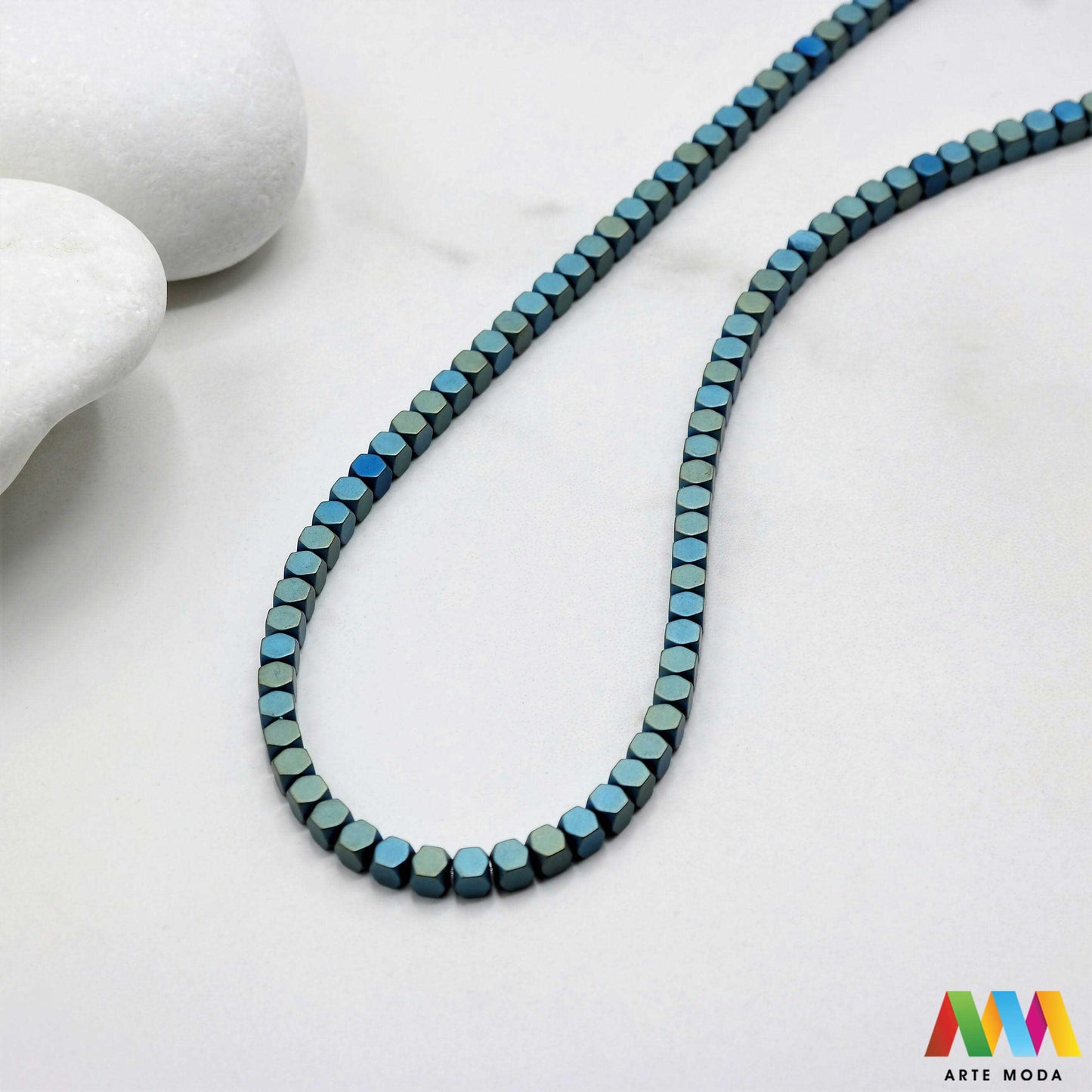 hematit krvavi kamen poludragi mineral metalni sjaj kvarc zrcalo kristal prirodni metalik meditacija zaštita repromaterijal Hematit (ili krvavi kamen) je prirodni mineral smeđe sive ili crne boje karakteriziran prisustvom hladnog metalnog sjaja Vjeruje se da pomaže u jačanju volje samopouzdanja i povezanosti s majkom zemljom Nakit izrađen od njega fascinira svojim tajanstvenim zrcalnim sjajem