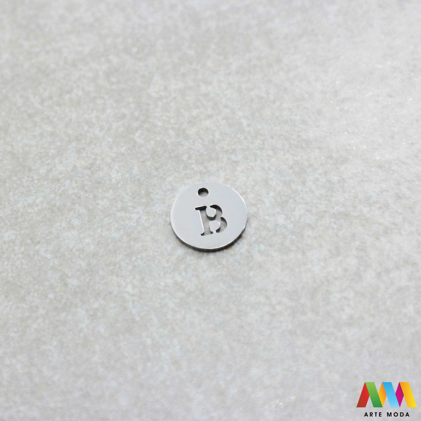 B slovo slova privjesak s jednom rupom privjesak od čelika privjesak čelik repromaterijal čelični ogrlice ogrlica narukvica narukvice nanožnica nehrđajući Slova izrađena od nehrđajućeg čelika 316L koja služe za izradu nakita poput narukvica ili ogrlica najčešće se koriste za nizanje na sajlu gumu flaks i ostale materijale