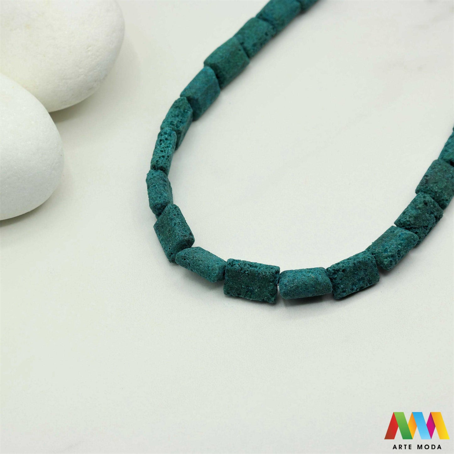 lava kamen vulkanska perle poludragi prirodni mat eterična ulja aromaterapija nakit izrada DIY repromaterijal mineral kristal narukvica ogrlica Tražite jedinstveni materijal za nakit Vulkanska lava je poludragi kamen s moćnom pričom Njegova porozna mat tekstura savršena je za izradu aromaterapijskog nakita jer sjajno upija i difuzira eterična ulja Lagan je simbolizira snagu i uzemljenje te je idealan za unisex i muške narukvice i ogrlice arte moda repromaterijal