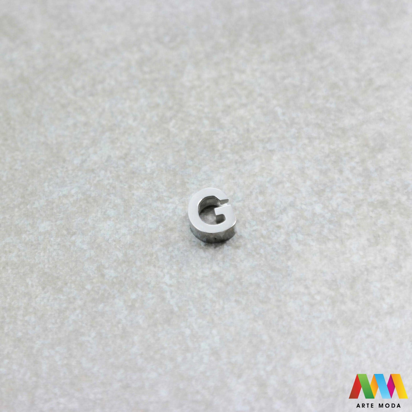 G slovo slova privjesak s jednom rupom privjesak od čelika privjesak čelik repromaterijal čelični ogrlice ogrlica narukvica narukvice nanožnica nehrđajući Slova izrađena od nehrđajućeg čelika 316L koja služe za izradu nakita poput narukvica ili ogrlica najčešće se koriste za nizanje na sajlu gumu flaks i ostale materijale