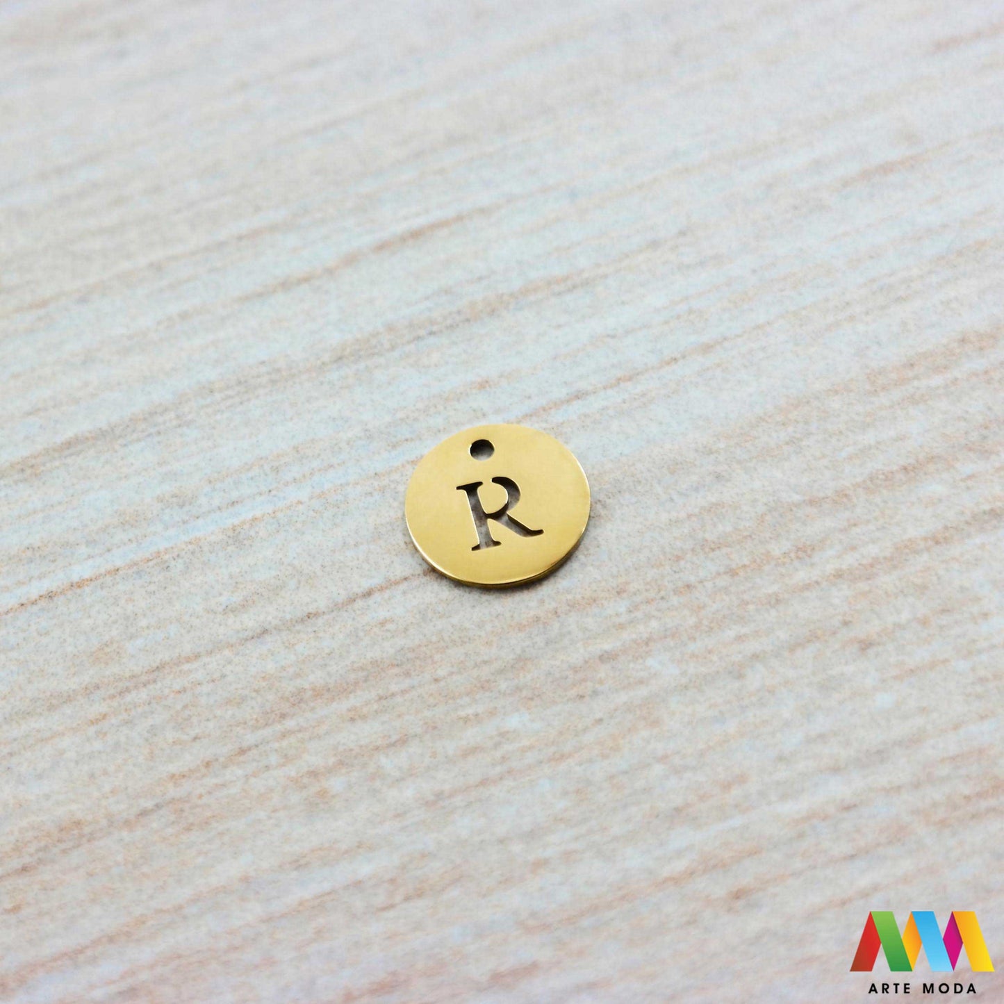 R slovo slova privjesak s jednom rupom privjesak od čelika privjesak čelik repromaterijal čelični ogrlice ogrlica narukvica narukvice nanožnica nehrđajući Slova izrađena od nehrđajućeg čelika 316L koja služe za izradu nakita poput narukvica ili ogrlica najčešće se koriste za nizanje na sajlu gumu flaks i ostale materijale