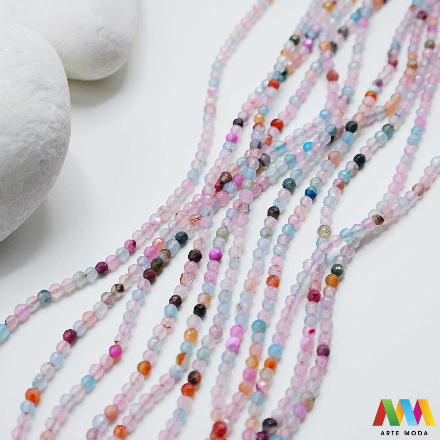 poludragi kamen ahat kristal kalcedon polu dragi poludrago kamenje dragulj mineral kvarc Ahat je jedan od najrasprostranjenijih kristala na planeti Ahat spada u grupu kalcedona izrazito je dekorativan te se od njega izrađuje lijepi nakit i ukrasni predmeti U Hrvatskoj je poznati Lepoglavski Ahat s brda Gaveznica