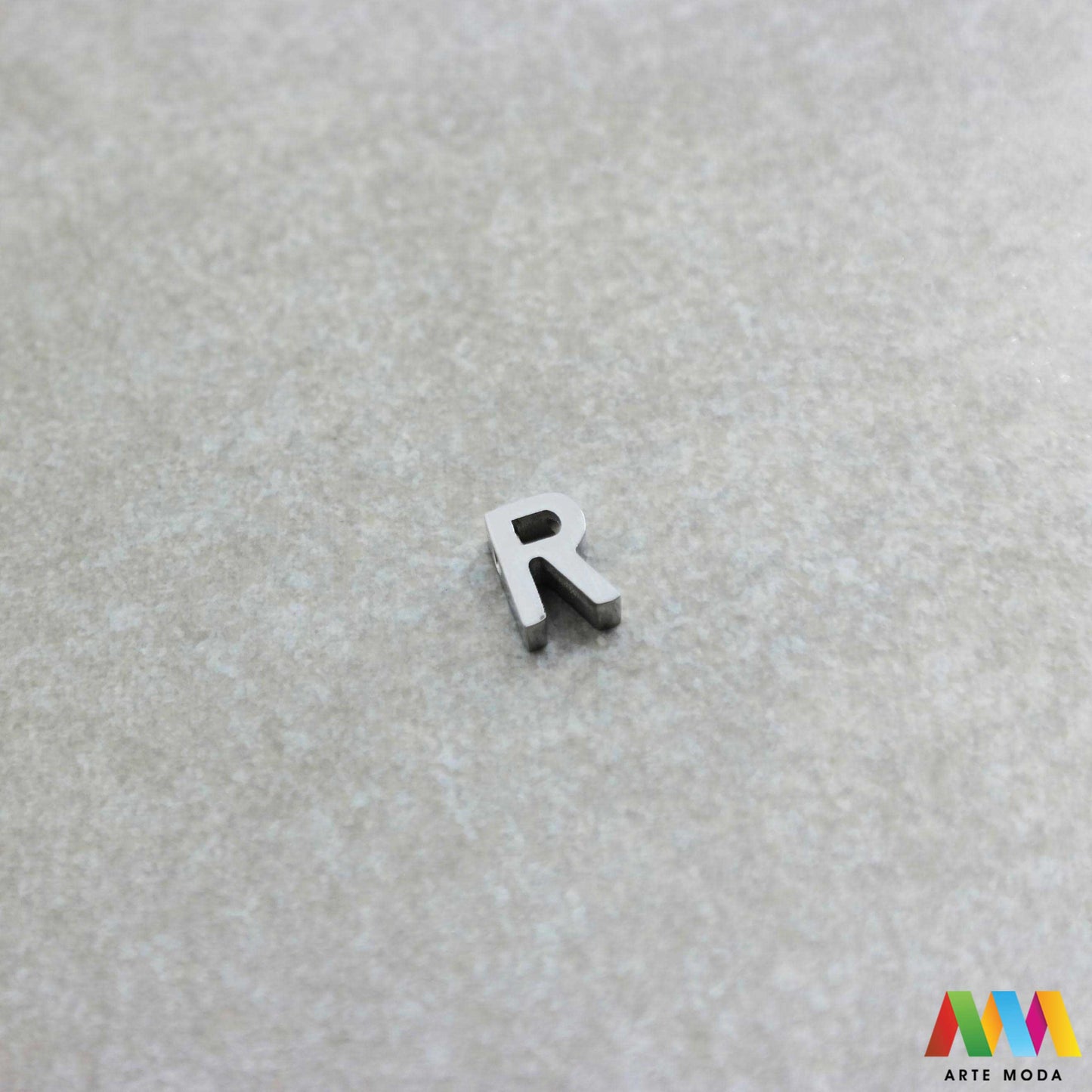 R slovo slova privjesak s jednom rupom privjesak od čelika privjesak čelik repromaterijal čelični ogrlice ogrlica narukvica narukvice nanožnica nehrđajući Slova izrađena od nehrđajućeg čelika 316L koja služe za izradu nakita poput narukvica ili ogrlica najčešće se koriste za nizanje na sajlu gumu flaks i ostale materijale