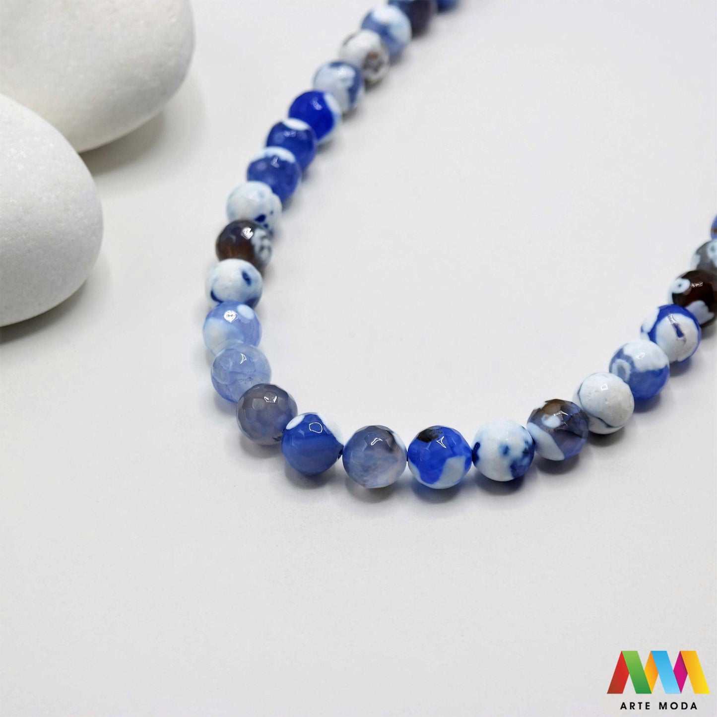 poludragi kamen ahat kristal kalcedon polu dragi poludrago kamenje dragulj mineral kvarc Ahat je jedan od najrasprostranjenijih kristala na planeti Ahat spada u grupu kalcedona izrazito je dekorativan te se od njega izrađuje lijepi nakit i ukrasni predmeti U Hrvatskoj je poznati Lepoglavski Ahat s brda Gaveznica