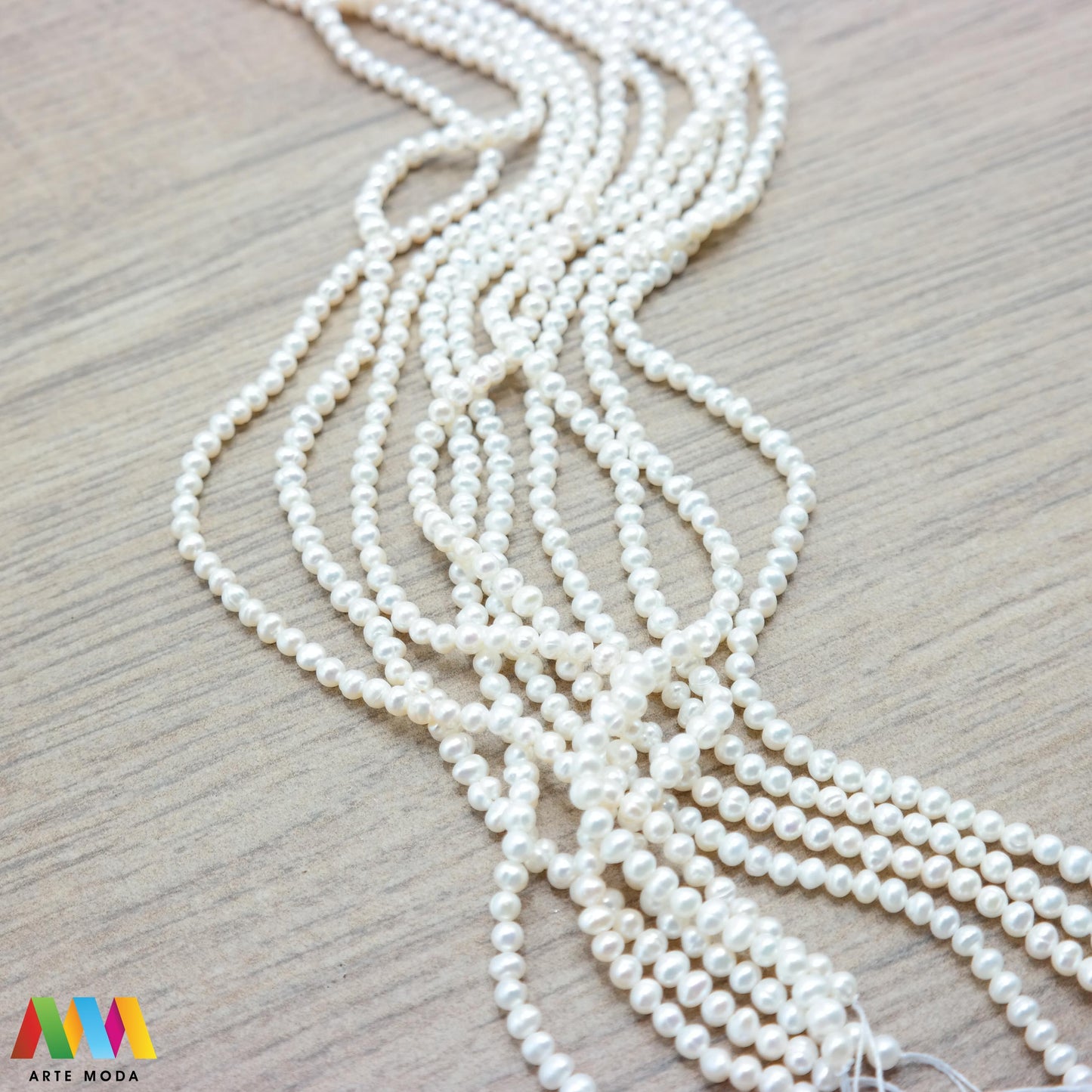 riječni biser zrno bisernica sedef školjka dragi kamen dragulj poludrago kamenje repromaterijal poludragi ukrasni mineral kristal Biser je zrnata tvorevina koja nastaje kod nekih mekušaca osobito kod školjaka bisernica Sastavljeni su od tankih koncentričnih slojeva sedefa i većinom su okruglasti Umjetno uzgojen biser pravi je dragulj mora kojega su stvorili zajednički napori prirode čovjeka i školjke - bisernice arte moda