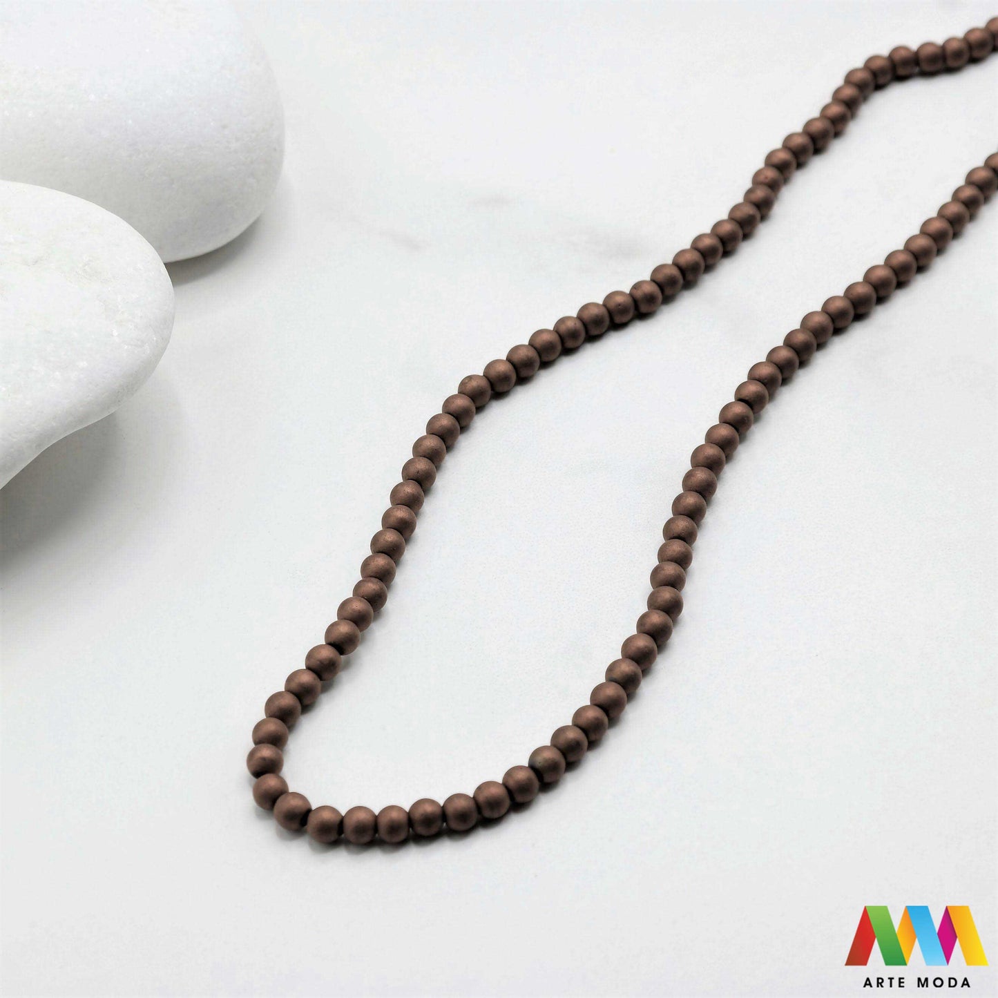 hematit krvavi kamen poludragi mineral metalni sjaj kvarc zrcalo kristal prirodni metalik meditacija zaštita repromaterijal Hematit (ili krvavi kamen) je prirodni mineral smeđe sive ili crne boje karakteriziran prisustvom hladnog metalnog sjaja Vjeruje se da pomaže u jačanju volje samopouzdanja i povezanosti s majkom zemljom Nakit izrađen od njega fascinira svojim tajanstvenim zrcalnim sjajem