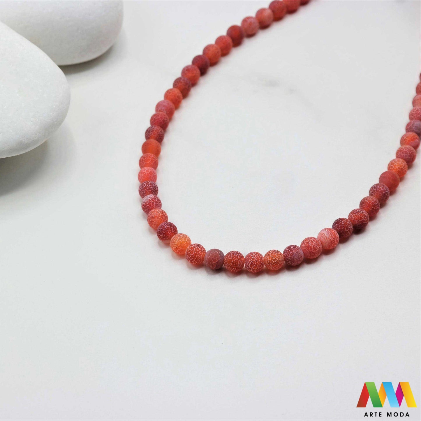 poludragi kamen ahat kristal kalcedon polu dragi poludrago kamenje dragulj mineral kvarc Ahat je jedan od najrasprostranjenijih kristala na planeti Ahat spada u grupu kalcedona izrazito je dekorativan te se od njega izrađuje lijepi nakit i ukrasni predmeti U Hrvatskoj je poznati Lepoglavski Ahat s brda Gaveznica