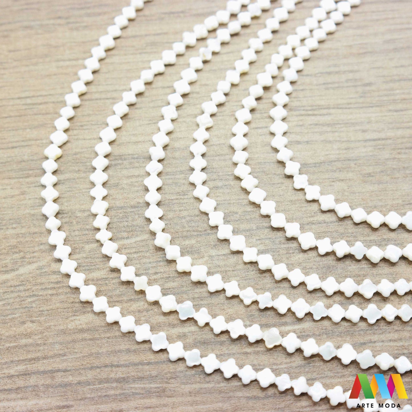 sedef školjka mekušac biser puž glavonožac kalcijev karbonat hitin poludrago kamenje repromaterijal poludragi kamen mineral Sedef je lako prepoznatljiva glatka tvar duginih boja koja tvori unutarnji sloj školjke određenih vrsta mekušaca i prekriva vanjski sloj bisera Sastoji se od kalcijevog karbonata kojeg izlučuju neki morski i slatkovodni mekušci te ga ova struktura čini otpornim na oštećenja dajući joj prepoznatljivi i jedinstveni sedefasti sjaj arte moda repromaterijal