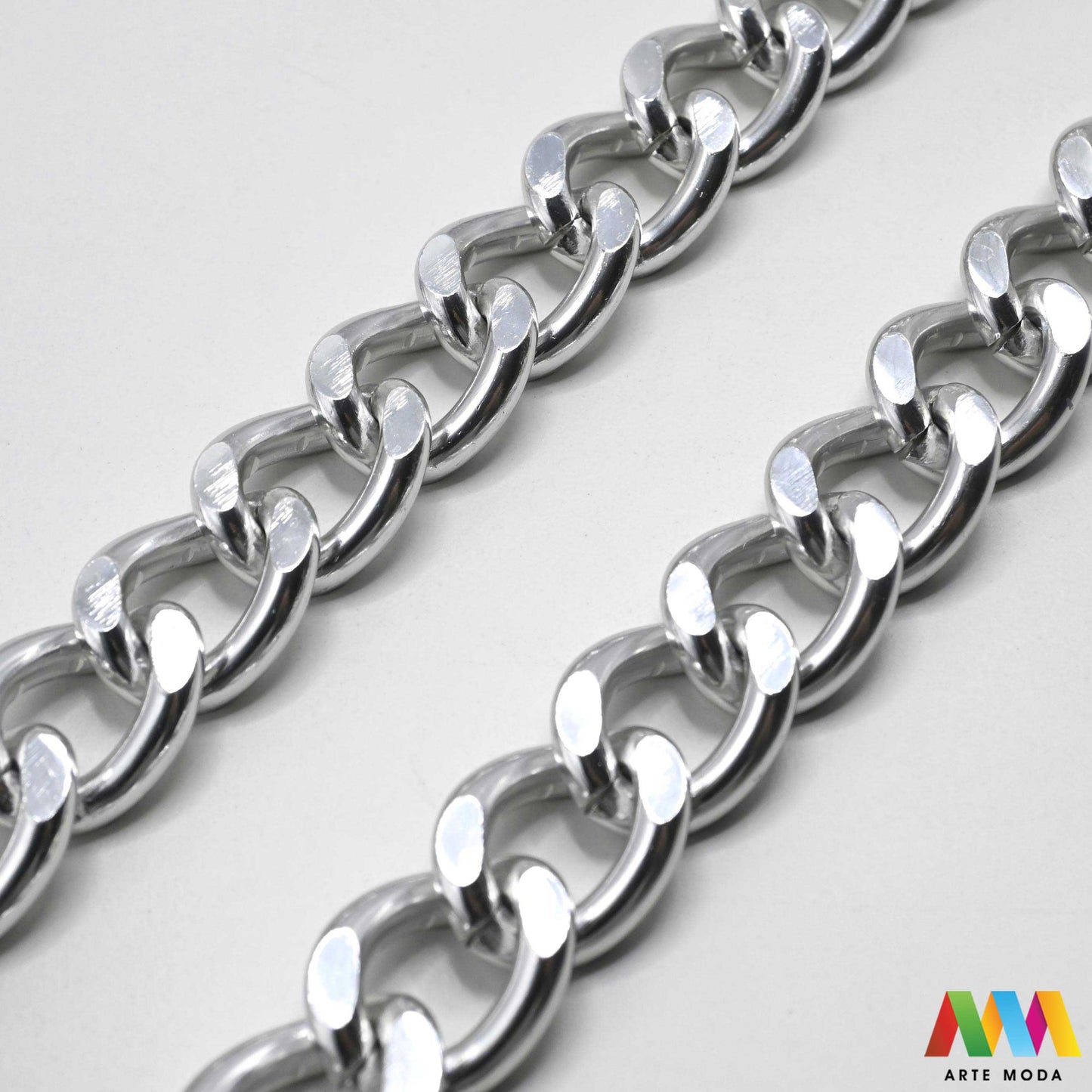 aluminijski lanac torbe ruksak nakit lagani izrada aluminij DIY materijal remen ogrlice narukvice karike ručke pribor komponente ukrasni repromaterijal Želite lagan i trendi materijal Aluminijski lanci savršeni su za vaše projekte Idealni su za izradu laganih remena za torbe ili statement nakita ogrlice narukvice Lakši su od klasičnih metala ne opterećuju i dolaze u raznim bojama i debljinama Lako ih je rezati i oblikovati laganu eleganciju za svoj uradi sam nakit i modne dodatke arte moda repromaterijal