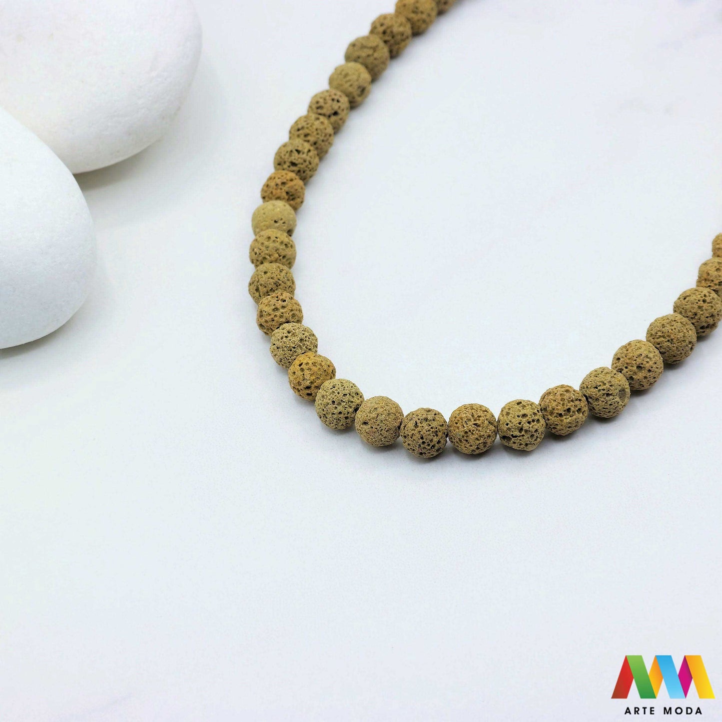 lava kamen vulkanska perle poludragi prirodni mat eterična ulja aromaterapija nakit izrada DIY repromaterijal mineral kristal narukvica ogrlica Tražite jedinstveni materijal za nakit Vulkanska lava je poludragi kamen s moćnom pričom Njegova porozna mat tekstura savršena je za izradu aromaterapijskog nakita jer sjajno upija i difuzira eterična ulja Lagan je simbolizira snagu i uzemljenje te je idealan za unisex i muške narukvice i ogrlice arte moda repromaterijal