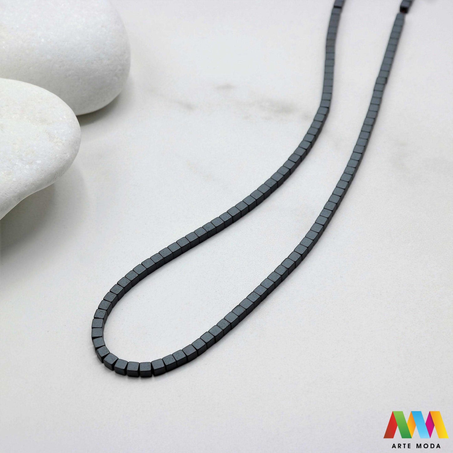 hematit krvavi kamen poludragi mineral metalni sjaj kvarc zrcalo kristal prirodni metalik meditacija zaštita repromaterijal Hematit (ili krvavi kamen) je prirodni mineral smeđe sive ili crne boje karakteriziran prisustvom hladnog metalnog sjaja Vjeruje se da pomaže u jačanju volje samopouzdanja i povezanosti s majkom zemljom Nakit izrađen od njega fascinira svojim tajanstvenim zrcalnim sjajem