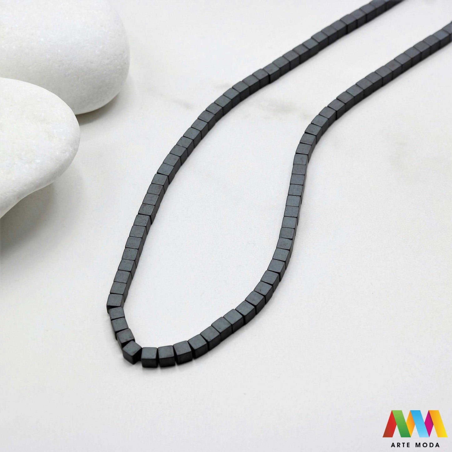 hematit krvavi kamen poludragi mineral metalni sjaj kvarc zrcalo kristal prirodni metalik meditacija zaštita repromaterijal Hematit (ili krvavi kamen) je prirodni mineral smeđe sive ili crne boje karakteriziran prisustvom hladnog metalnog sjaja Vjeruje se da pomaže u jačanju volje samopouzdanja i povezanosti s majkom zemljom Nakit izrađen od njega fascinira svojim tajanstvenim zrcalnim sjajem